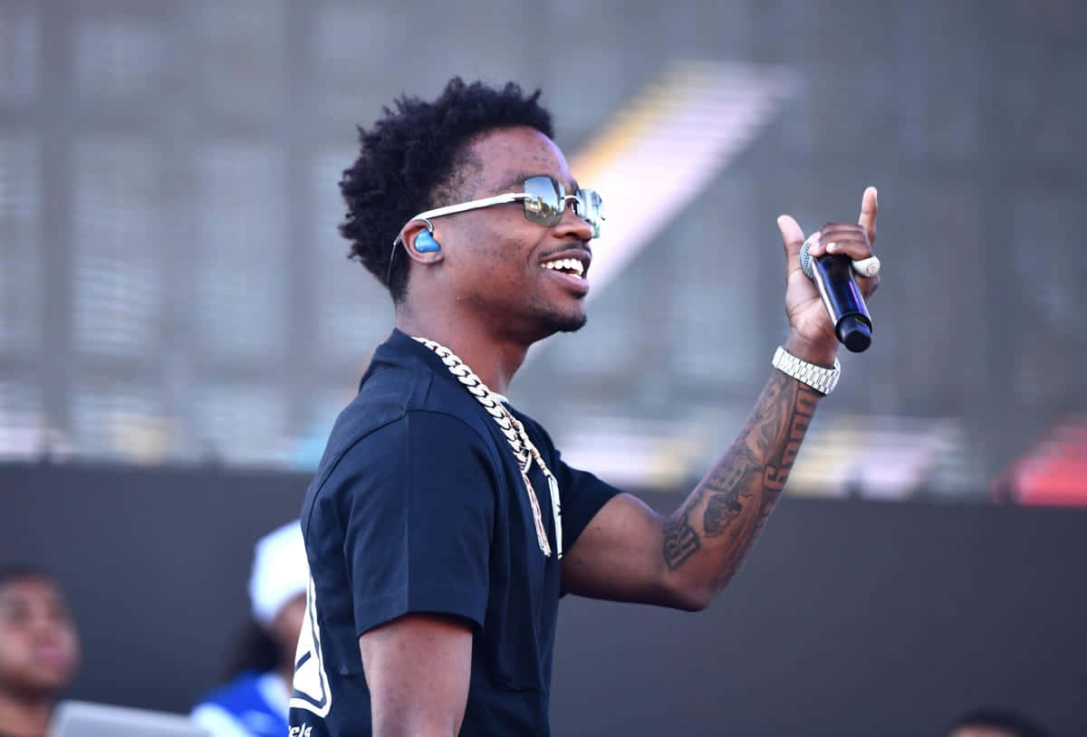 Roddy Ricch, sunglasses, black tee, SD Desktop Wallpaper