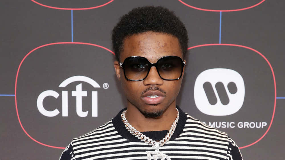 Roddy Ricch, black and white striped shirt, thick chain necklace, SD Desktop Wallpaper