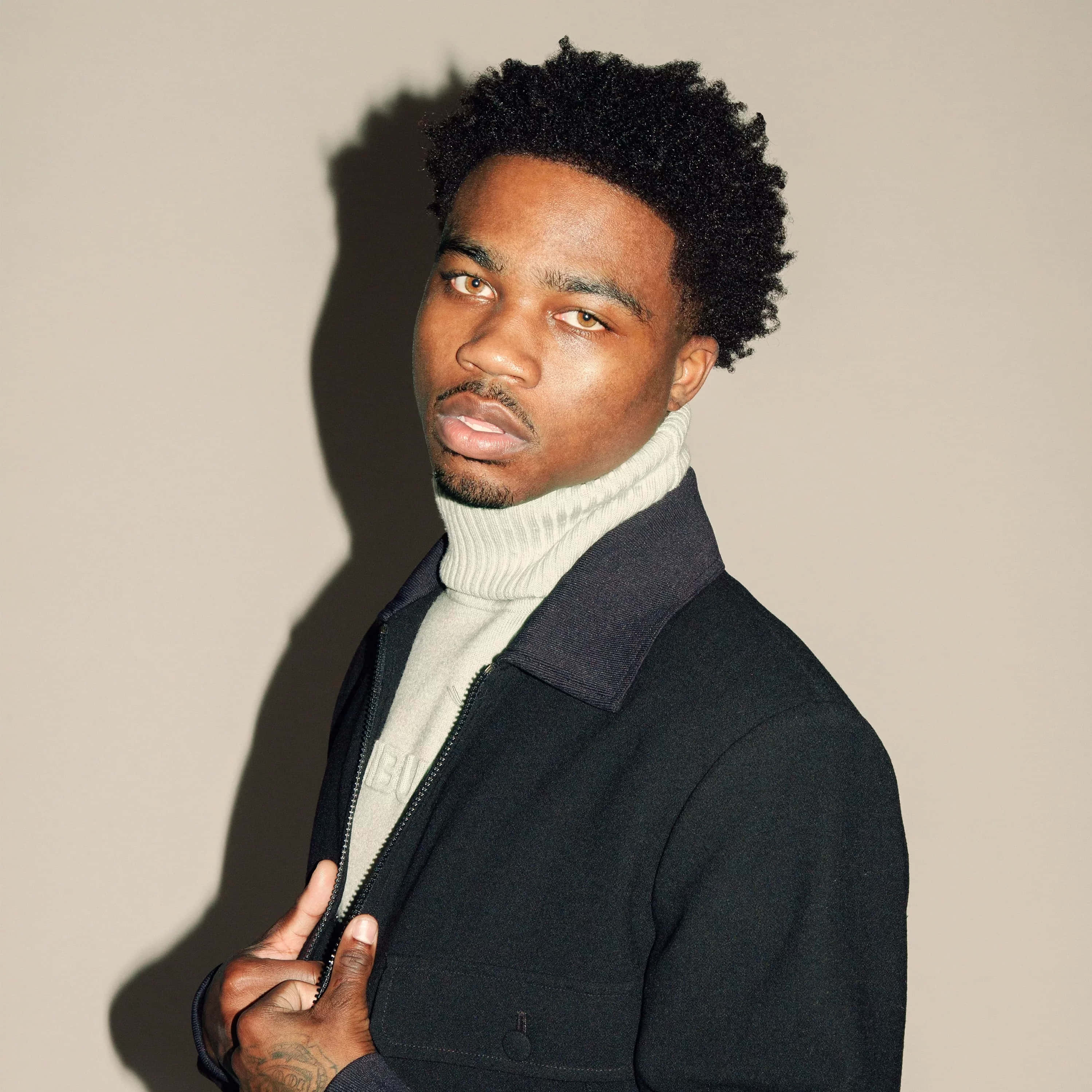 Roddy Ricch, black jacket, cream turtleneck, 2K Desktop Wallpaper