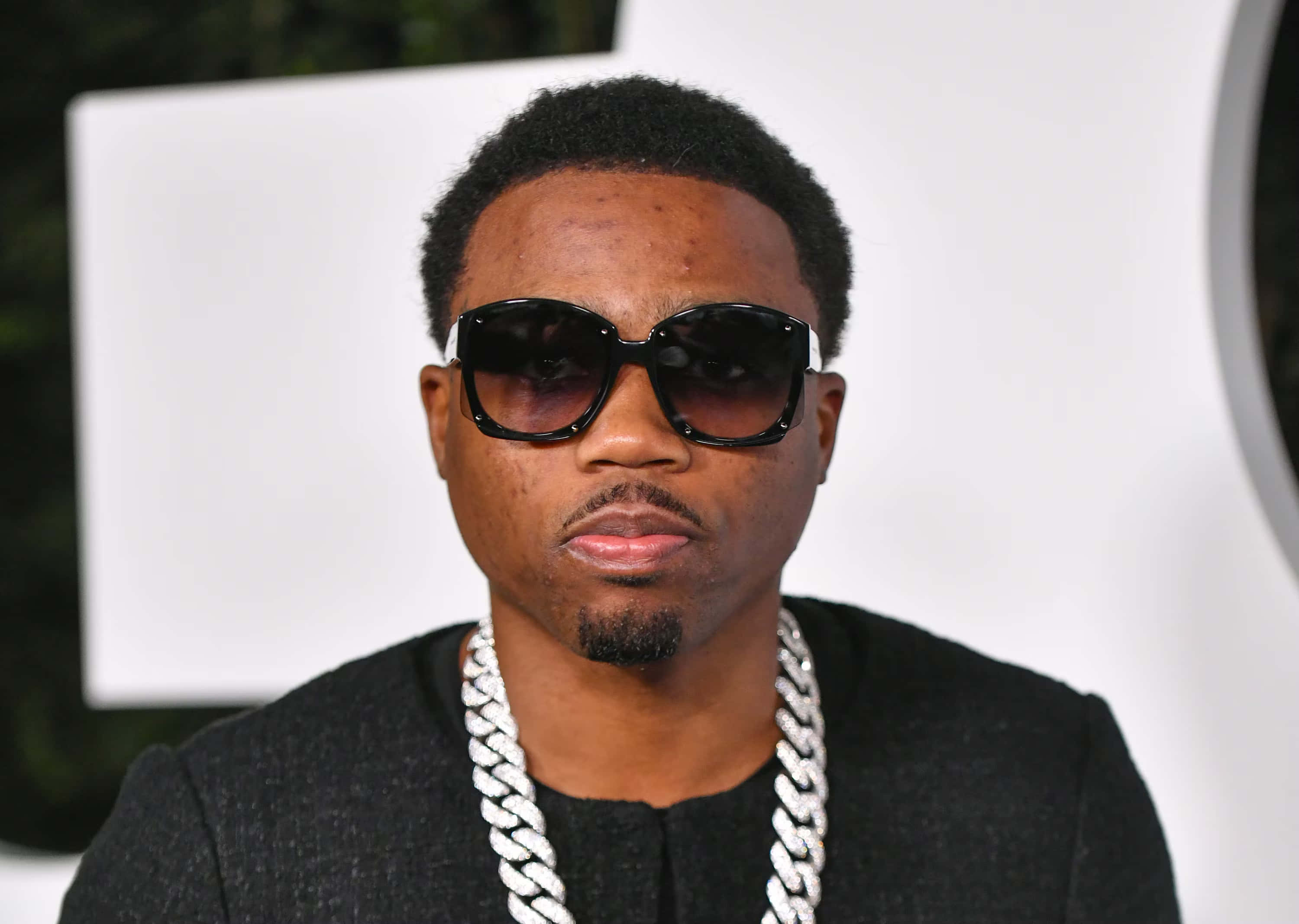 Roddy Ricch, black sunglasses, thick silver chain, 2K Desktop Wallpaper