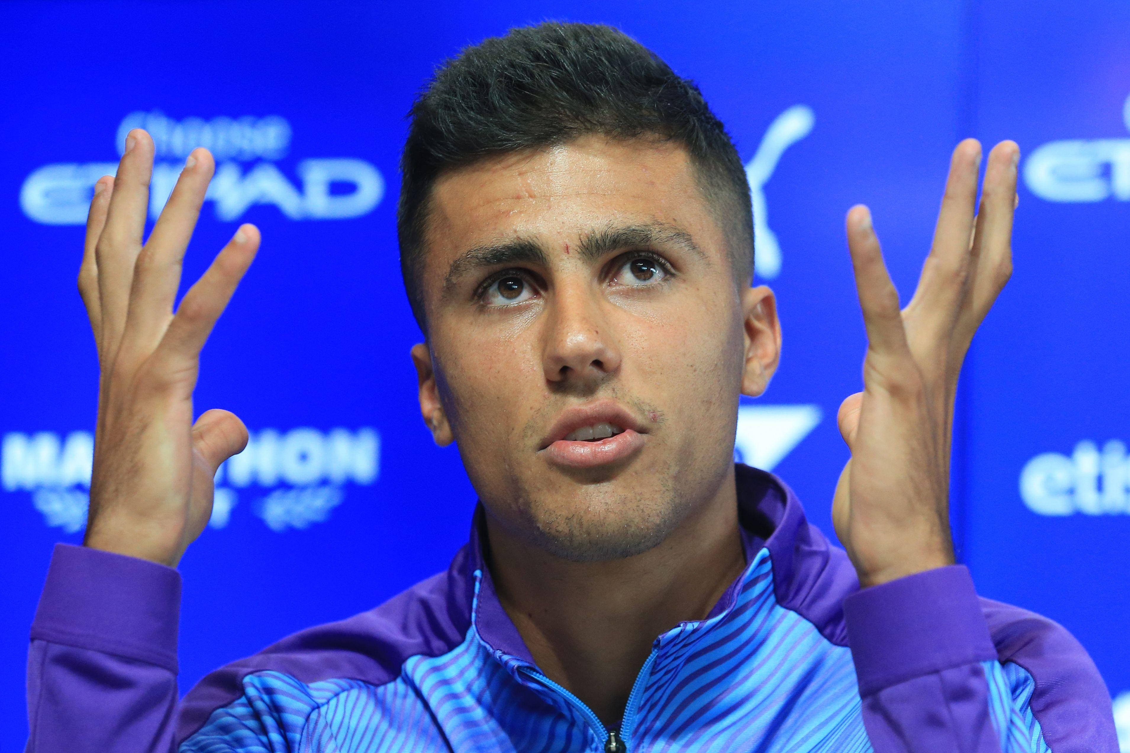Rodri, press conference, blue and purple striped jacket, 2K Desktop Wallpaper