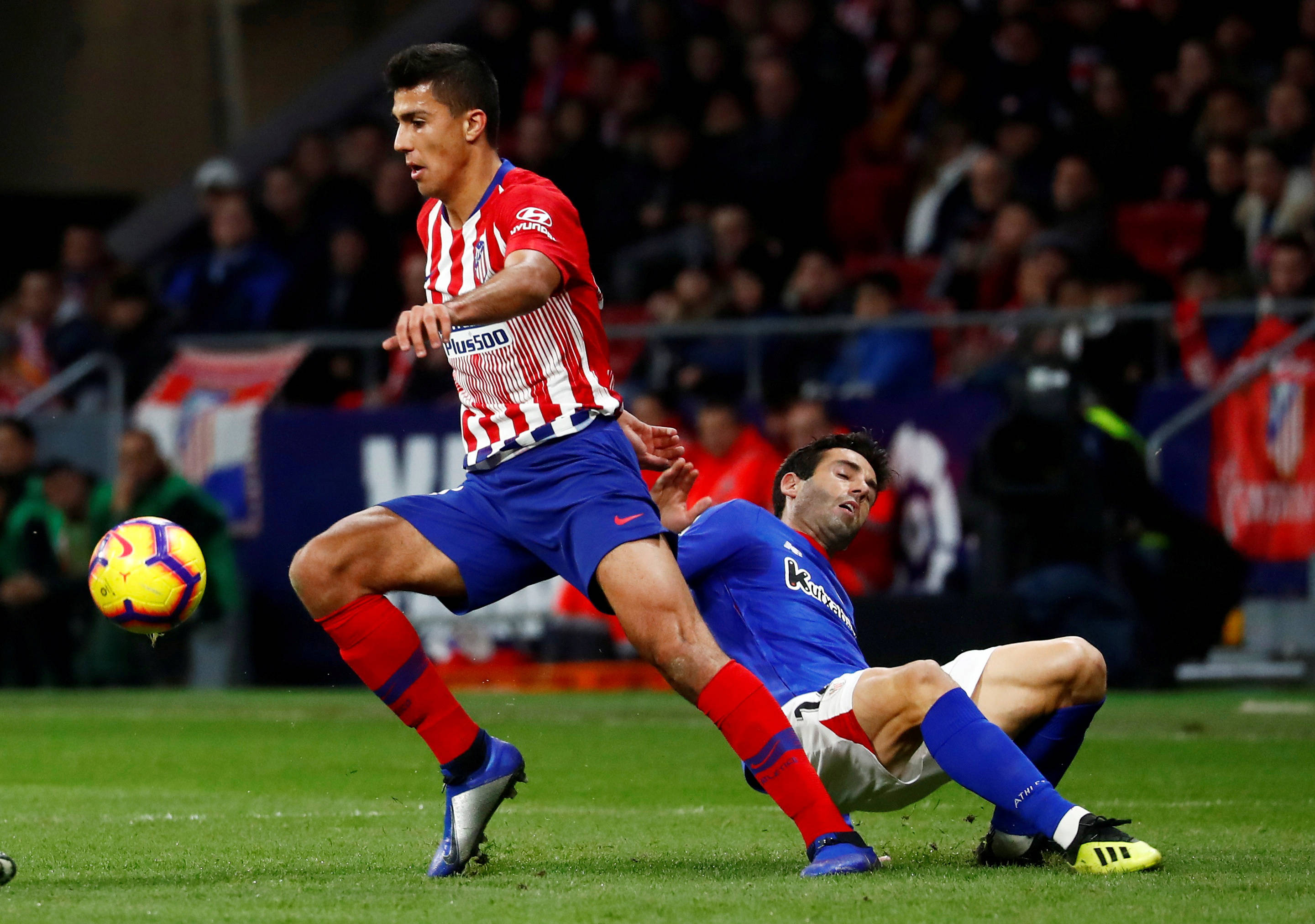 Rodrigo Hernández Cascante, red and white stripes, sliding defender, 2K Desktop Wallpaper