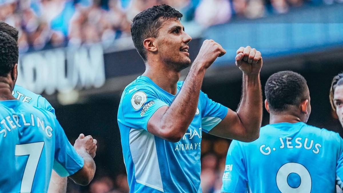 Rodrigo Hernández Cascante, blue jersey, fists up, SD Desktop Wallpaper