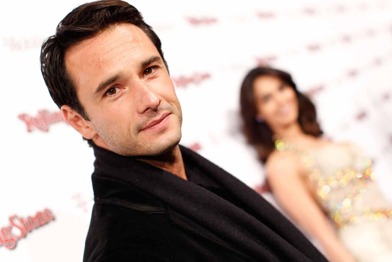Rodrigo Santoro, black velvet jacket, red carpet event, HD Desktop Wallpaper