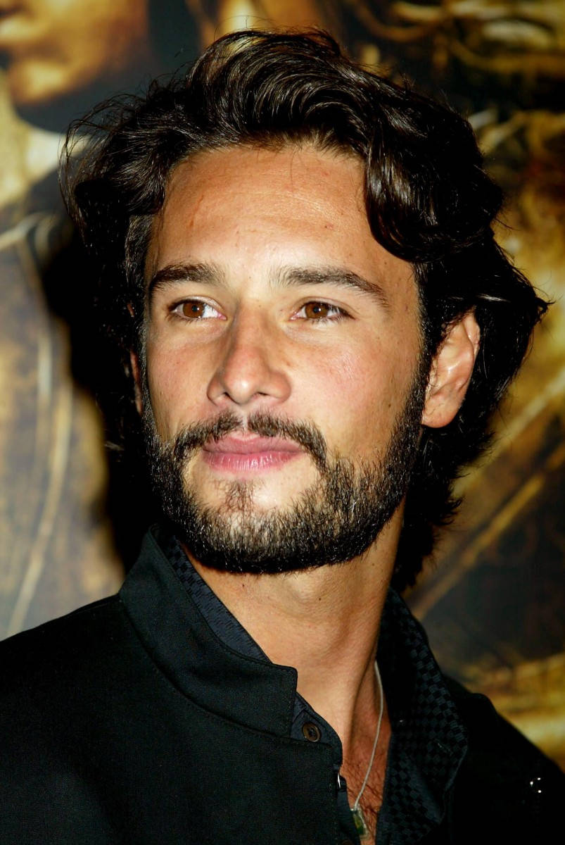 Rodrigo Santoro, dark wavy hair, beard, SD Phone Wallpaper