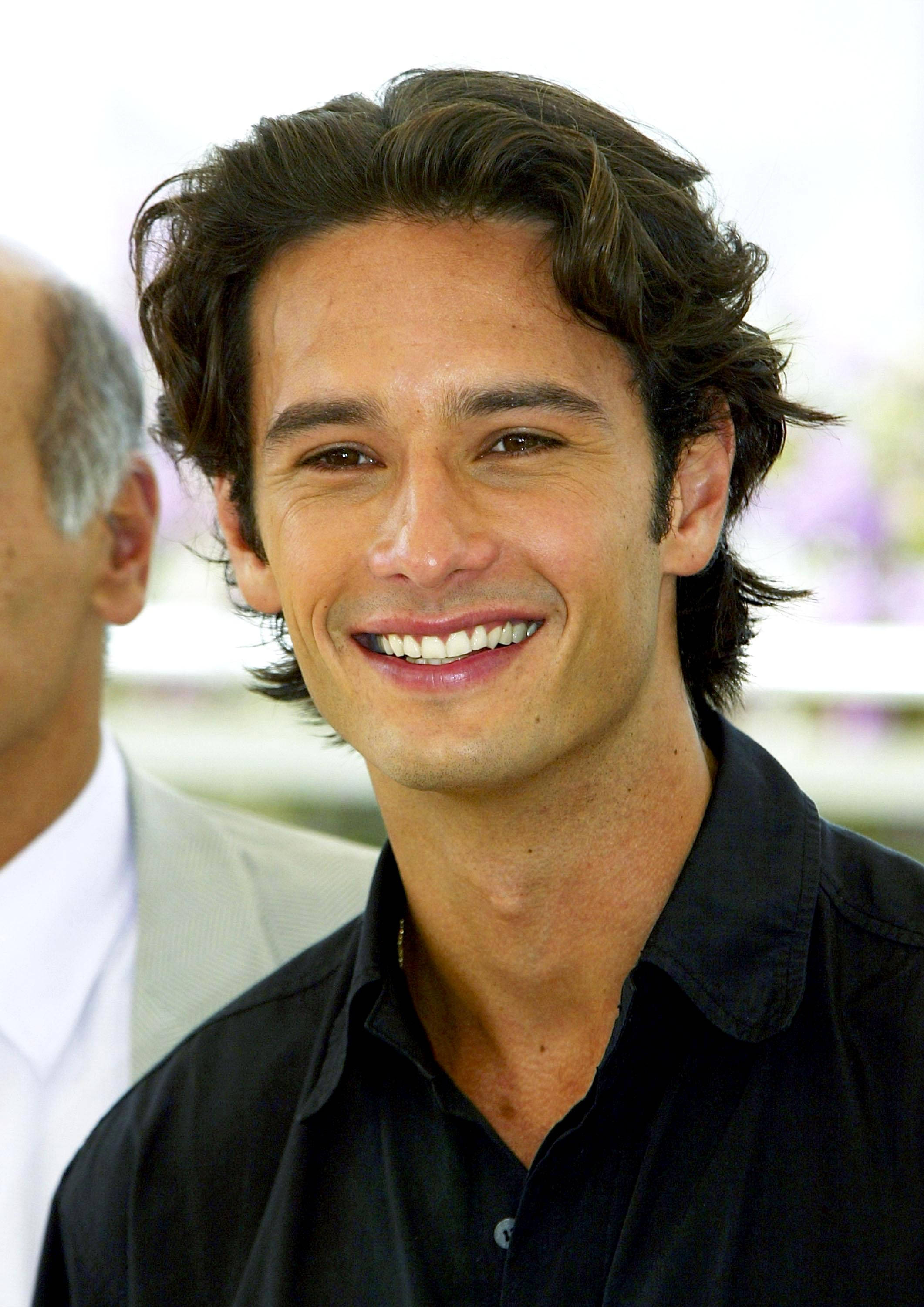 Rodrigo Santoro, dark wavy hair, black shirt, 2K Phone Wallpaper