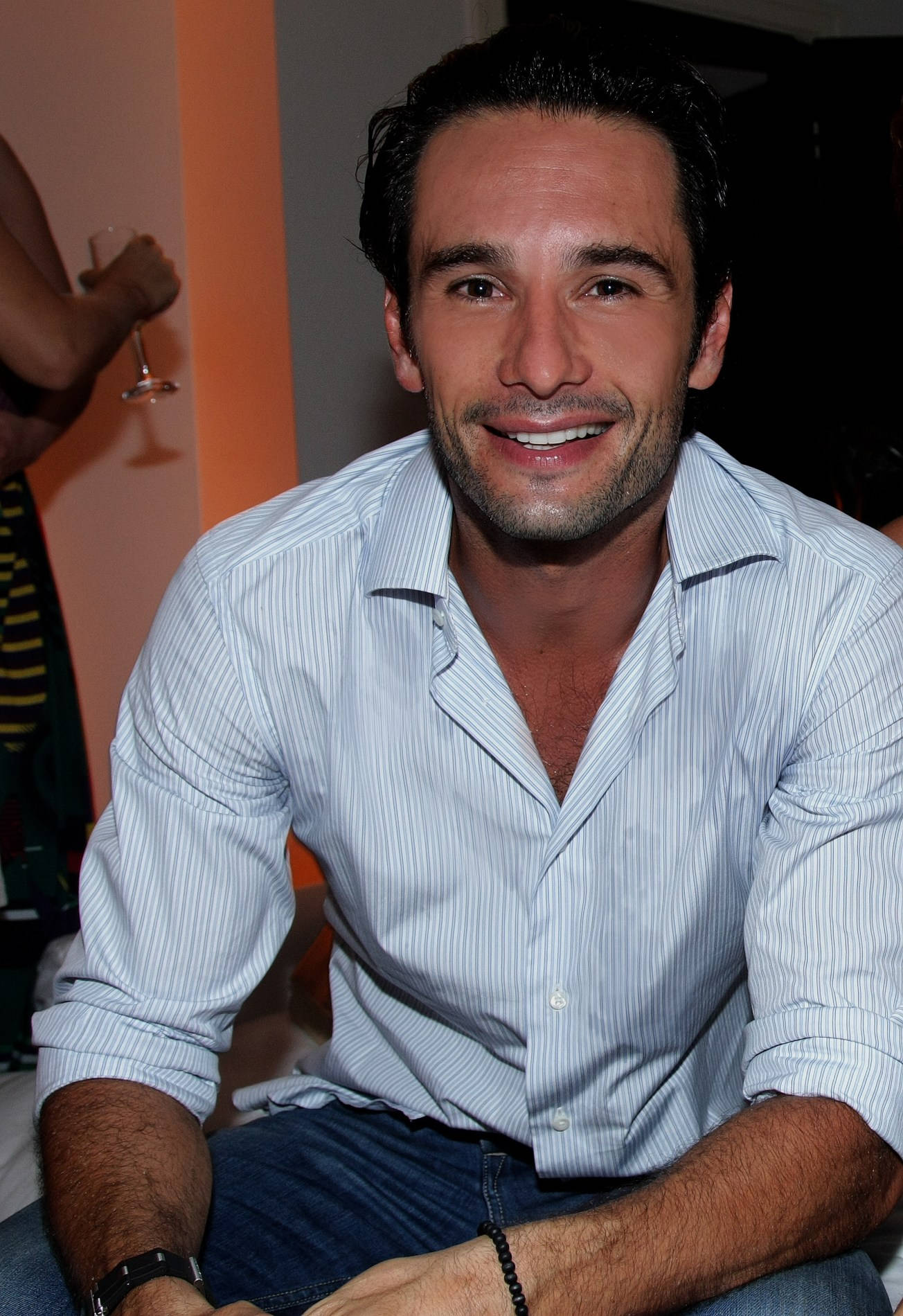 Rodrigo Santoro, light blue striped shirt, indoor social gathering, HD Phone Wallpaper
