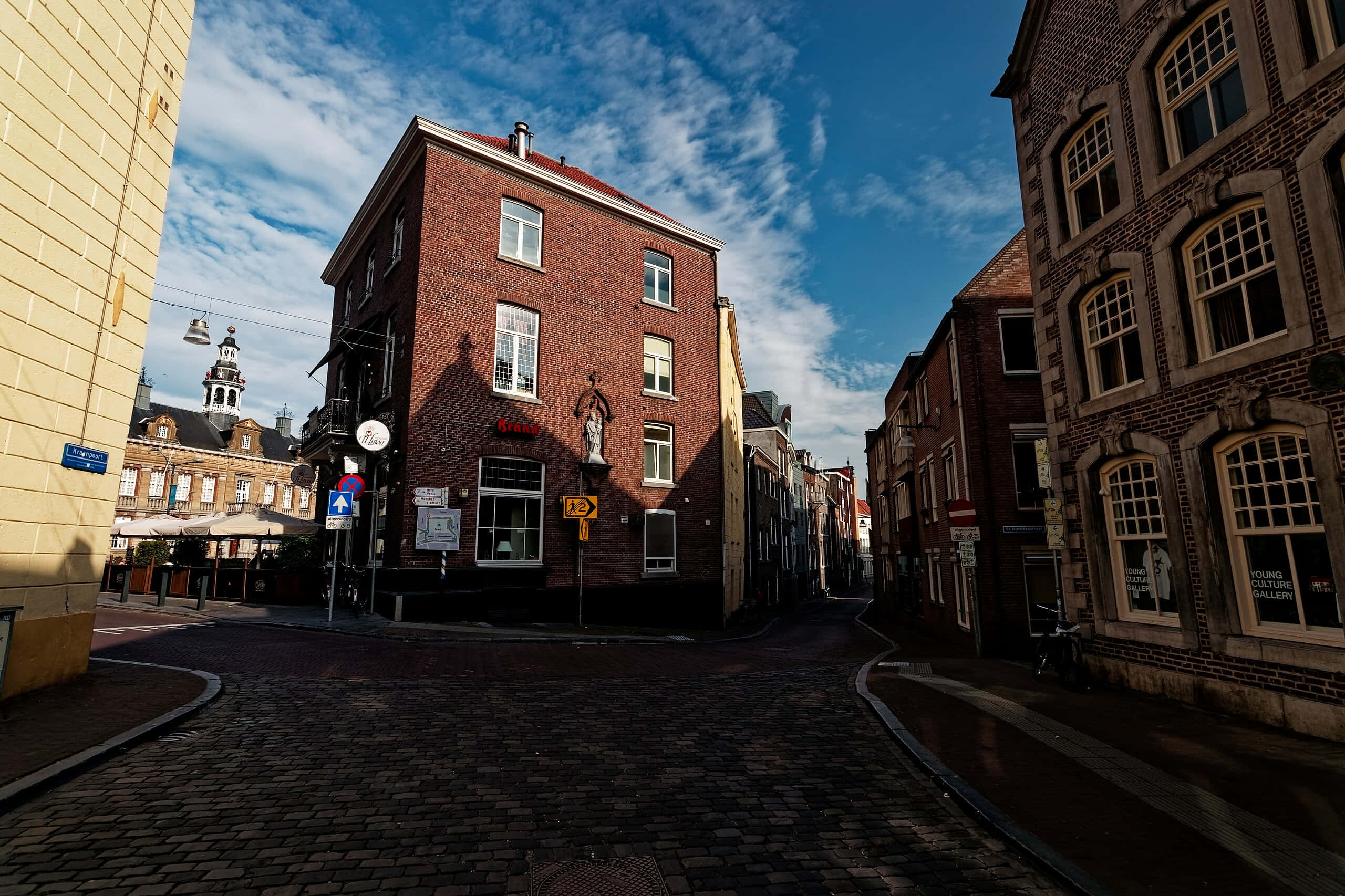 Roermond, historical cityscape, cobblestone street, 2K Desktop Wallpaper