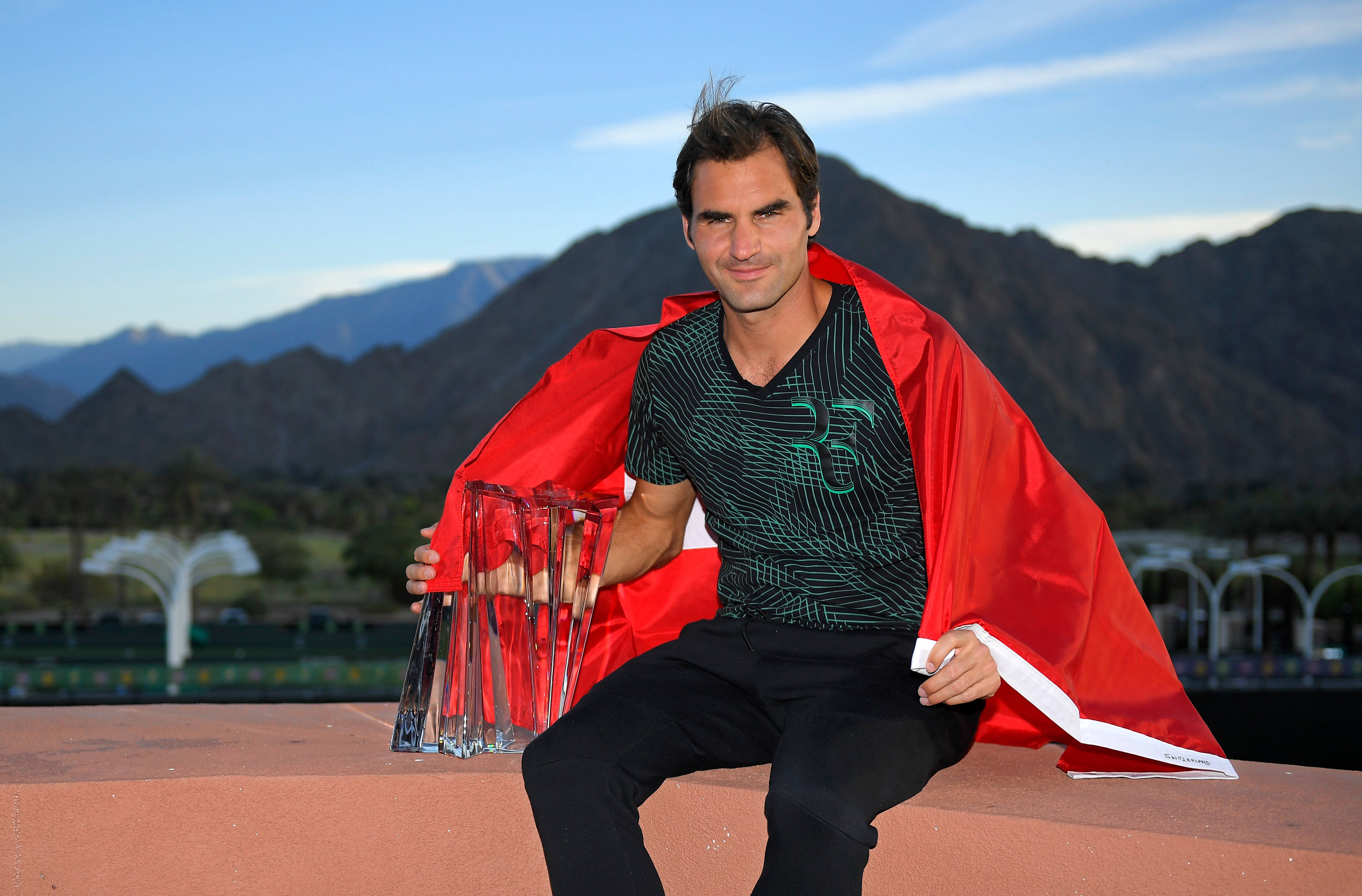 Roger Federer, red cloth, tennis court, 4K Desktop Wallpaper