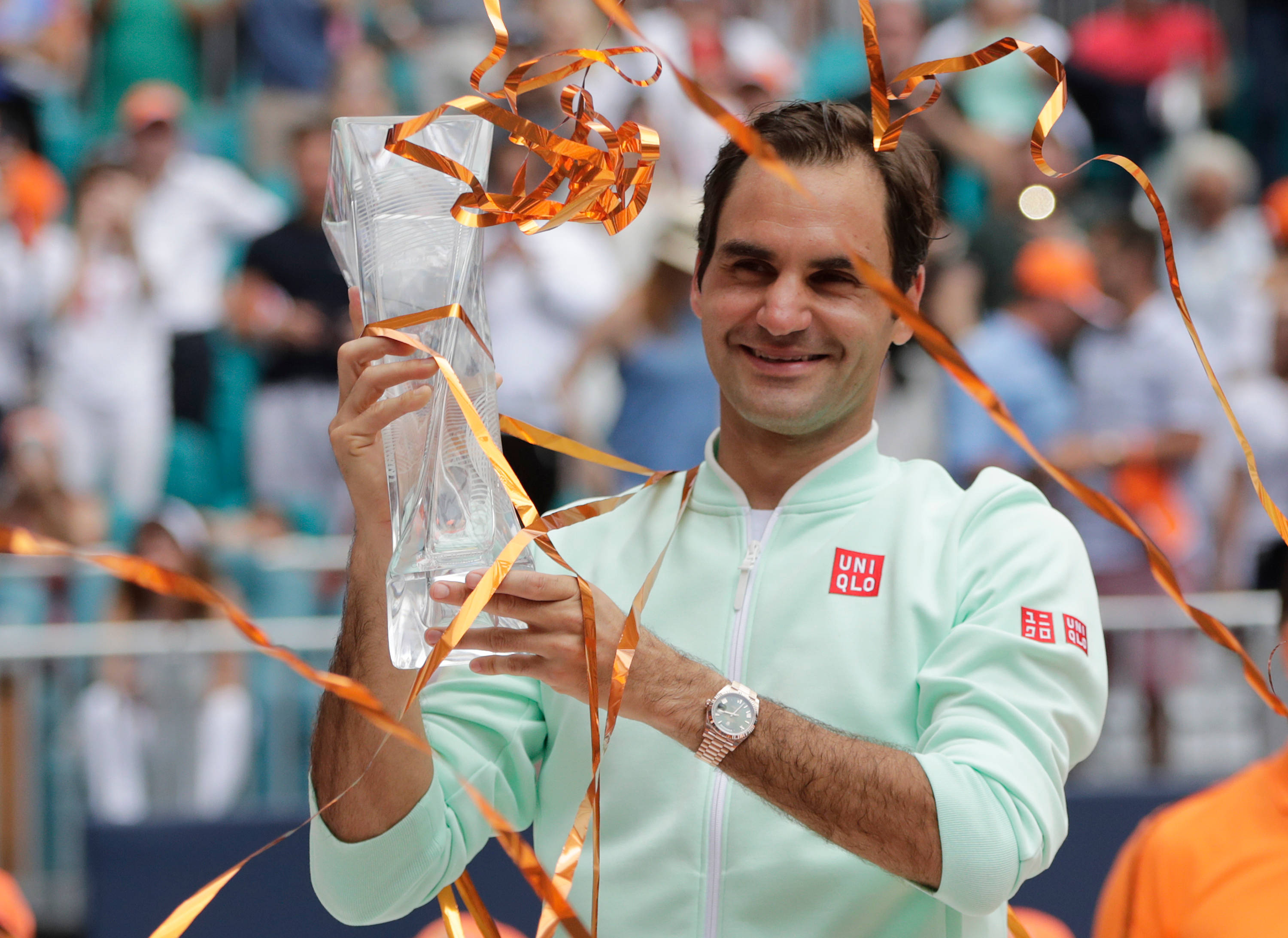 Roger Federer, crystal trophy, golden confetti, 2K Desktop Wallpaper