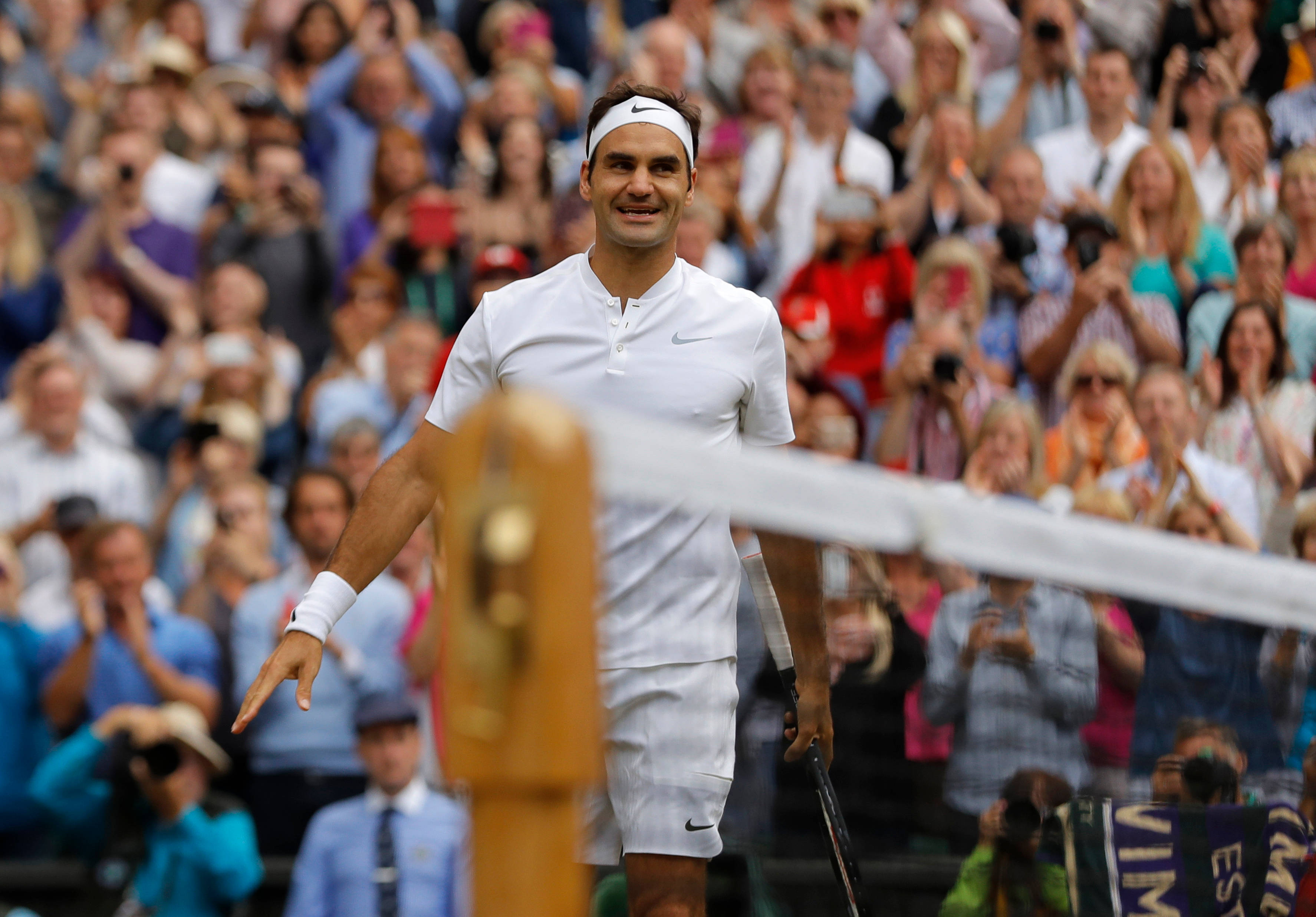Roger Federer, tennis match, blurred audience, 2K Desktop Wallpaper