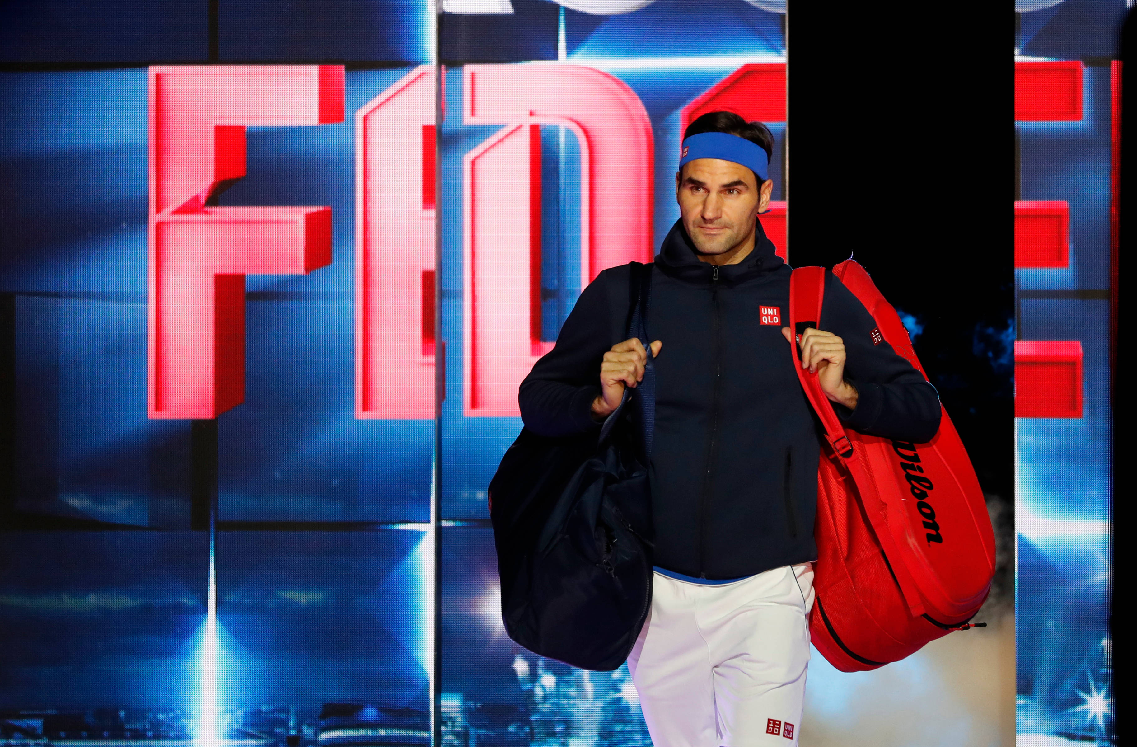 Roger Federer, red Wilson tennis bag, black duffel, 2K Desktop Wallpaper