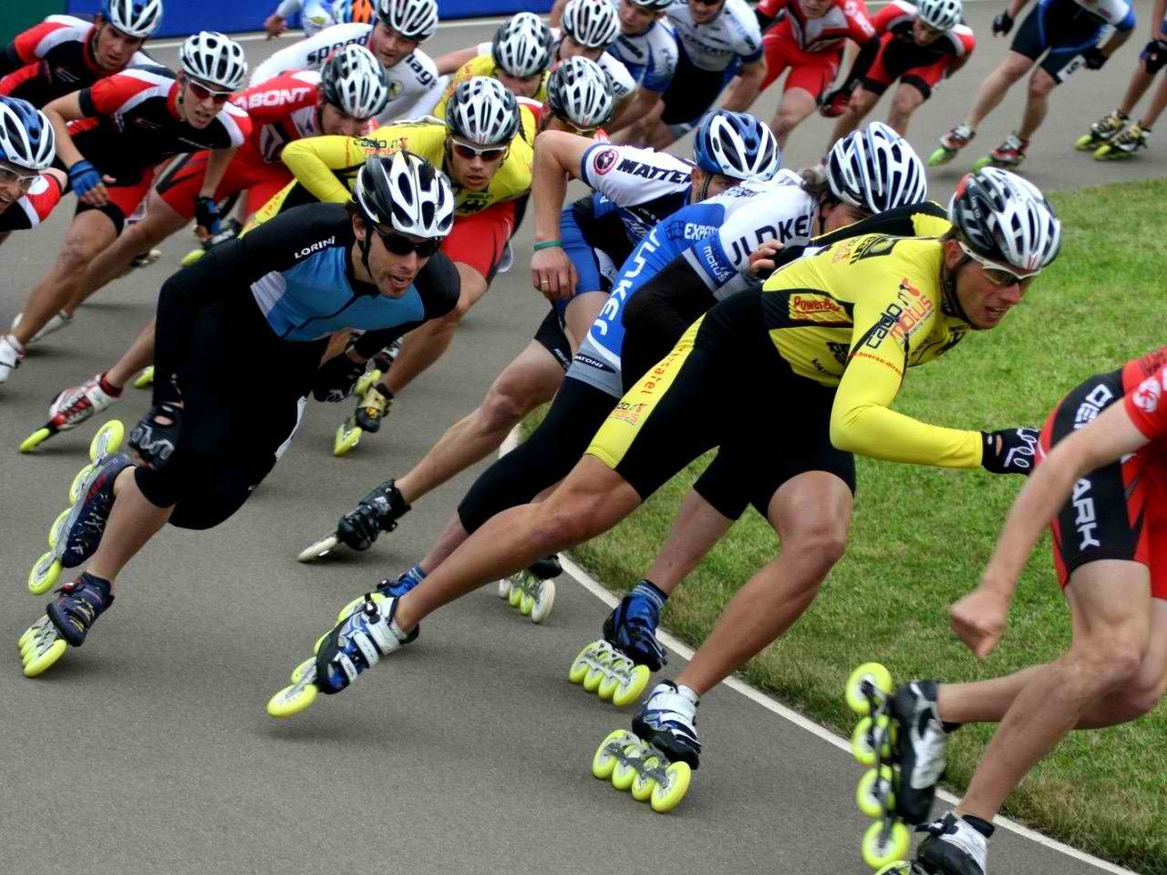 boys complete rollerblading uniform, inline skaters, asphalt track, HD Desktop Wallpaper