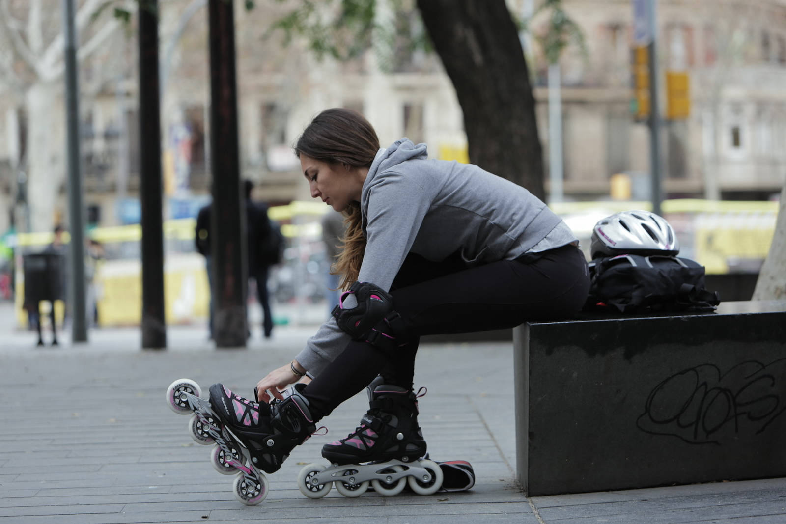 pink and black inline skates, grey hoodie, black leggings, HD Desktop Wallpaper