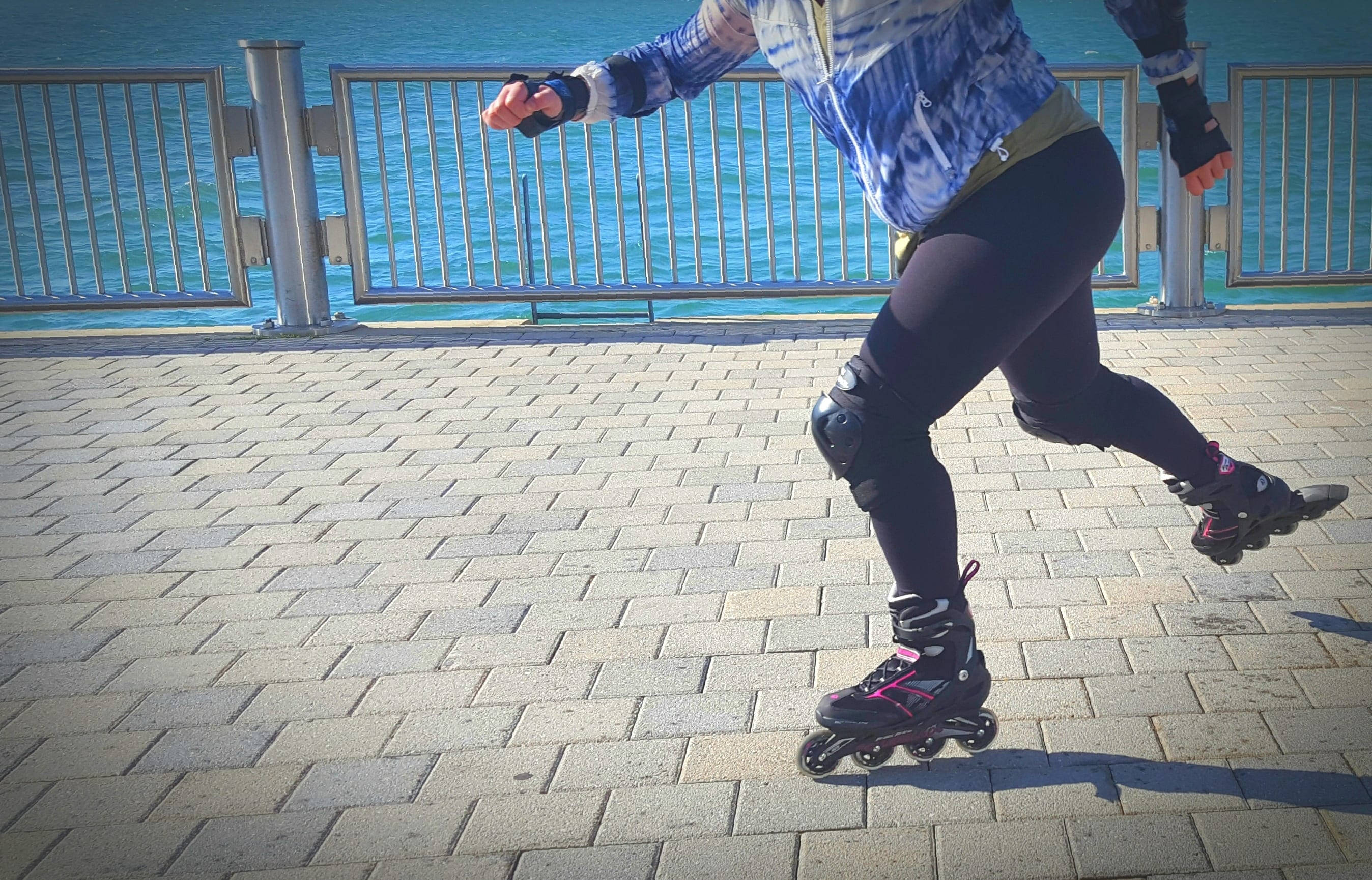 rollerblading, seaside, waterfront promenade, 2K Desktop Wallpaper