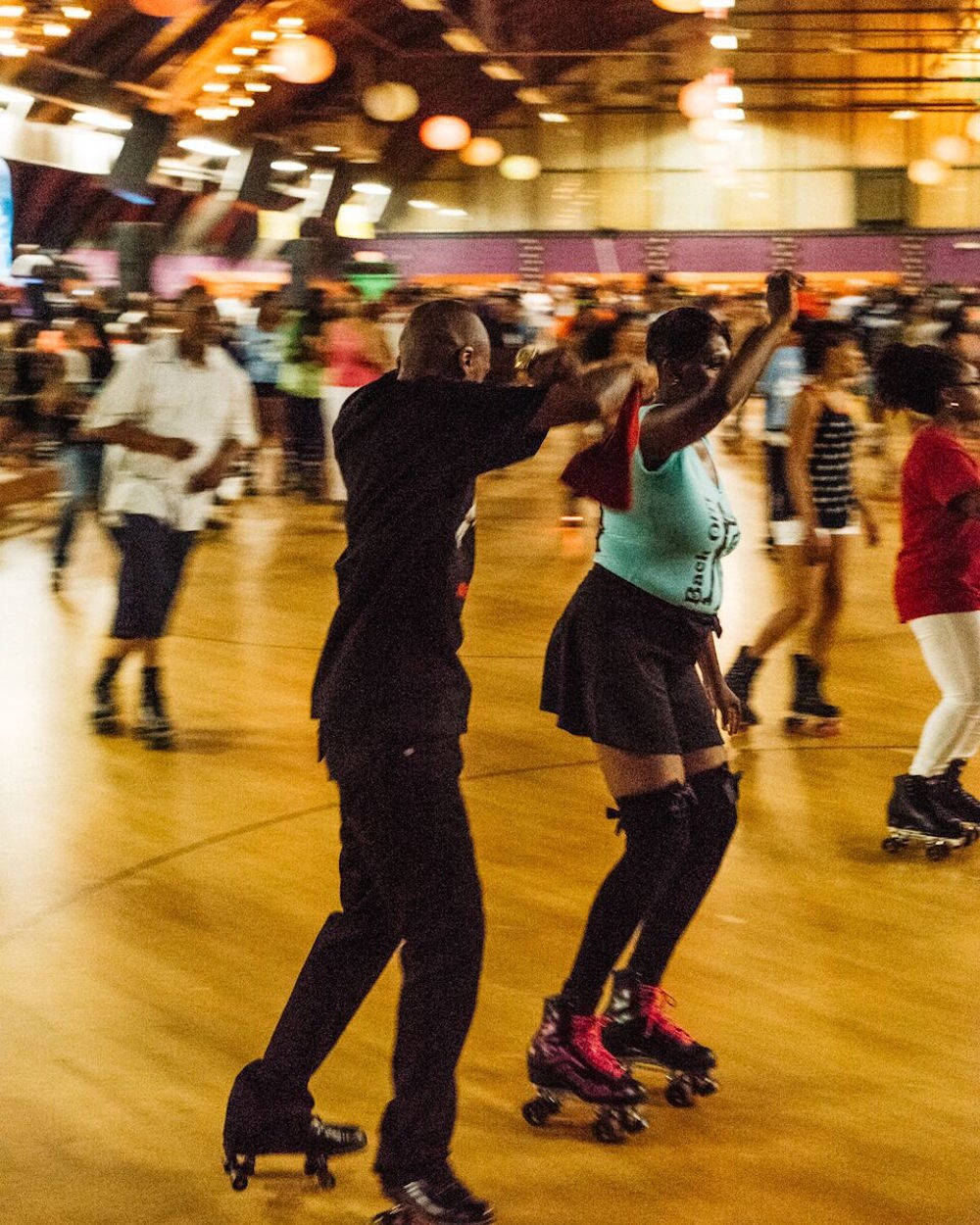 rollerblading, adults, disco club, SD Phone Wallpaper