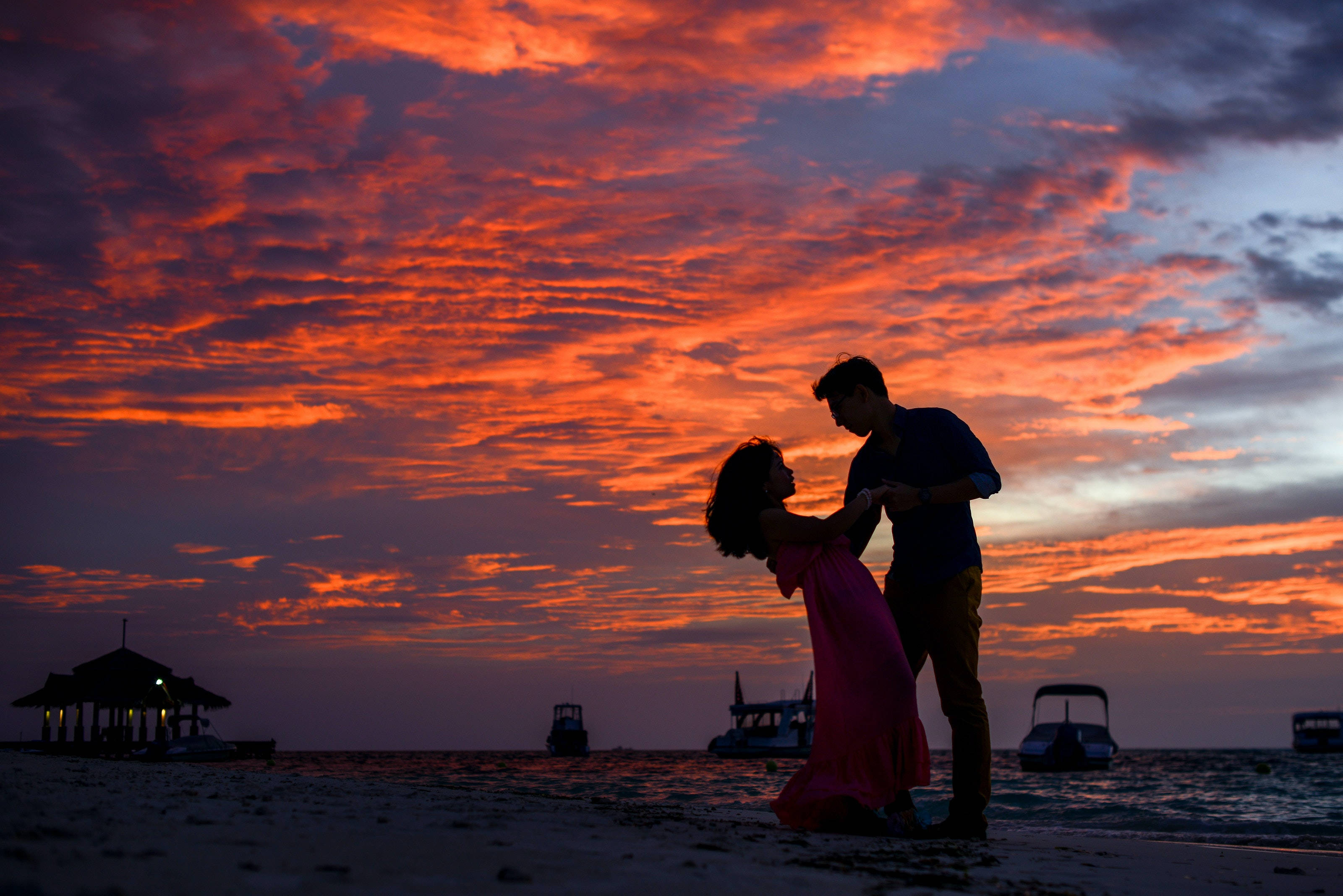 Romantic Couple, beach, dusk, 2K Desktop Wallpaper