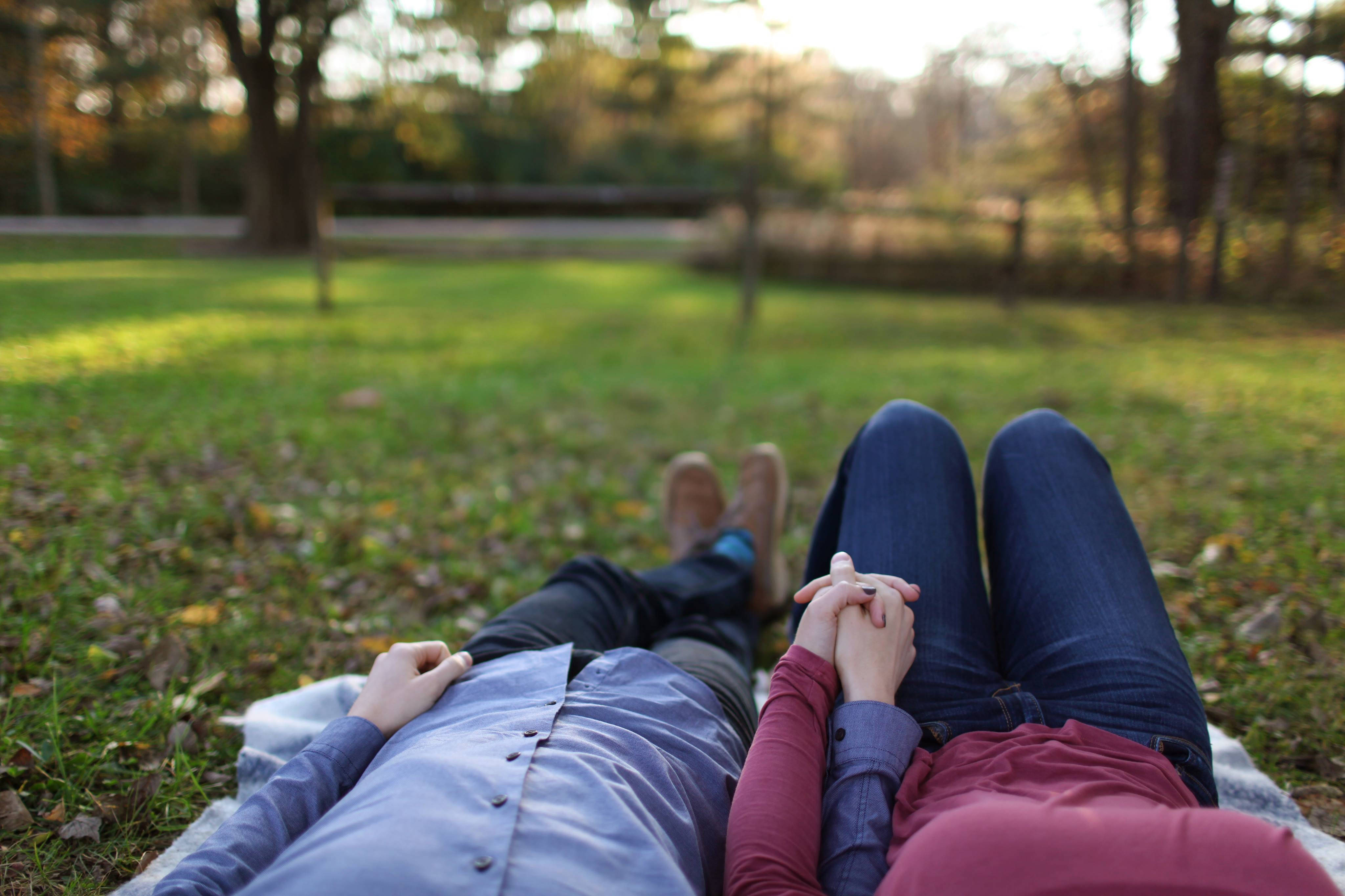 Romantic Couple, grass, golden sunlight, 4K Desktop Wallpaper