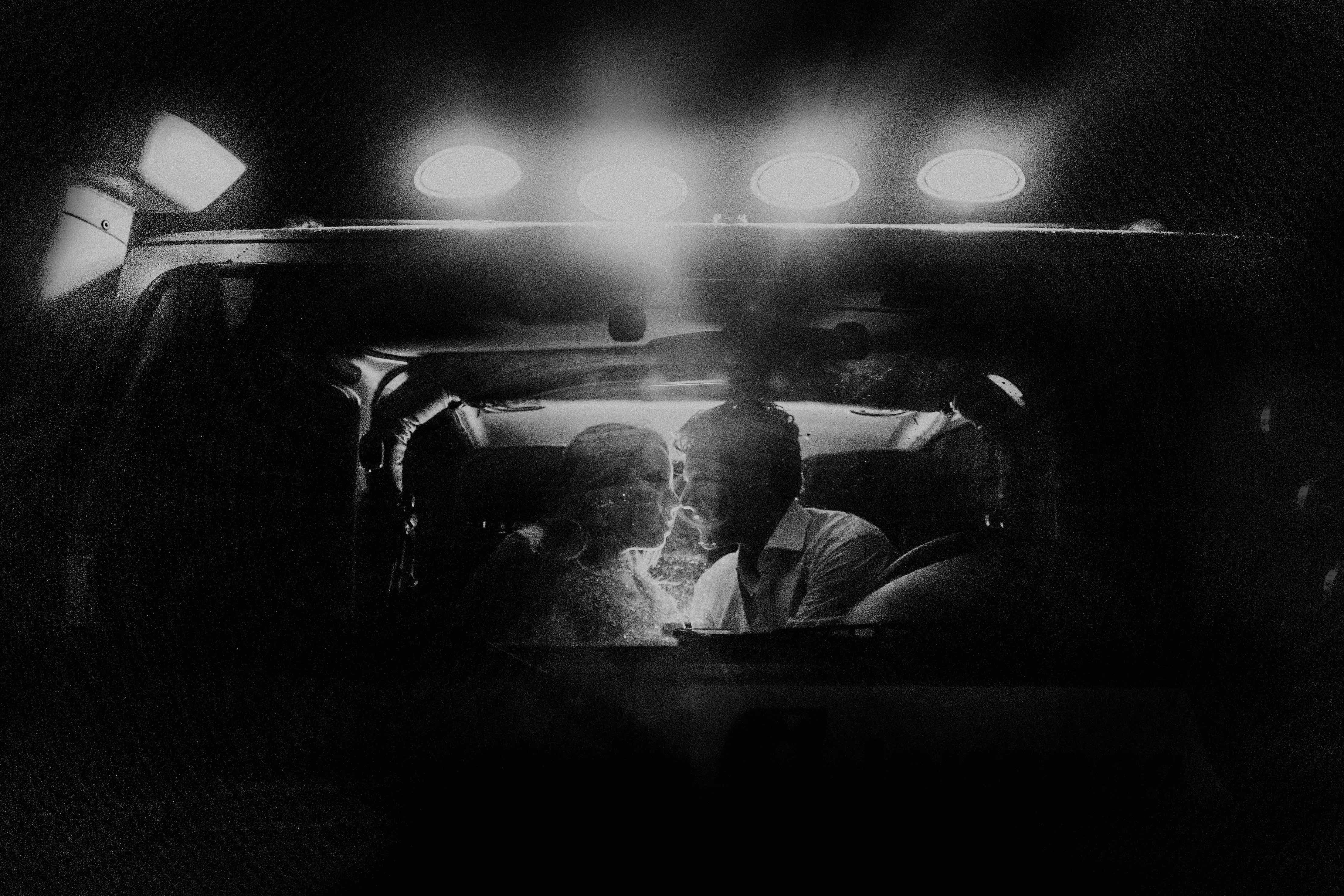 black and white photo, couple kissing, car, 4K Desktop Wallpaper