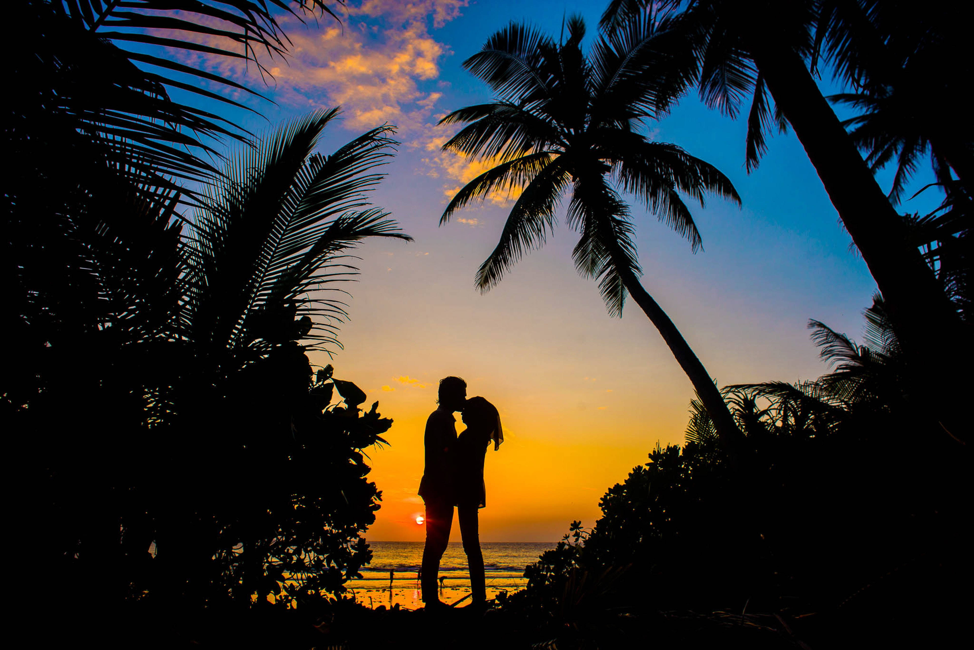 Romantic Couple, beach, kiss, 4K Desktop Wallpaper