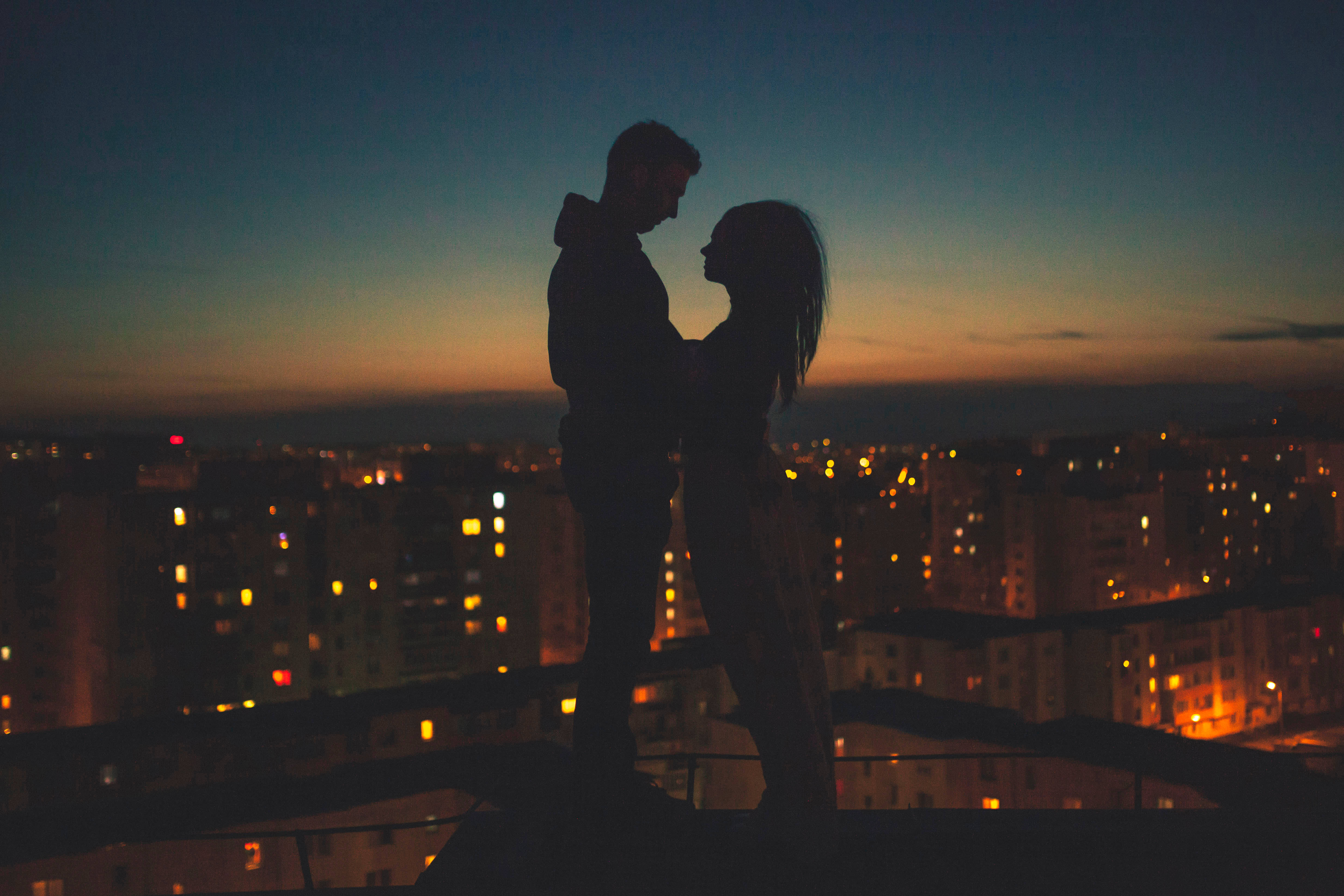 couple silhouette, rooftop, city lights, 4K Desktop Wallpaper