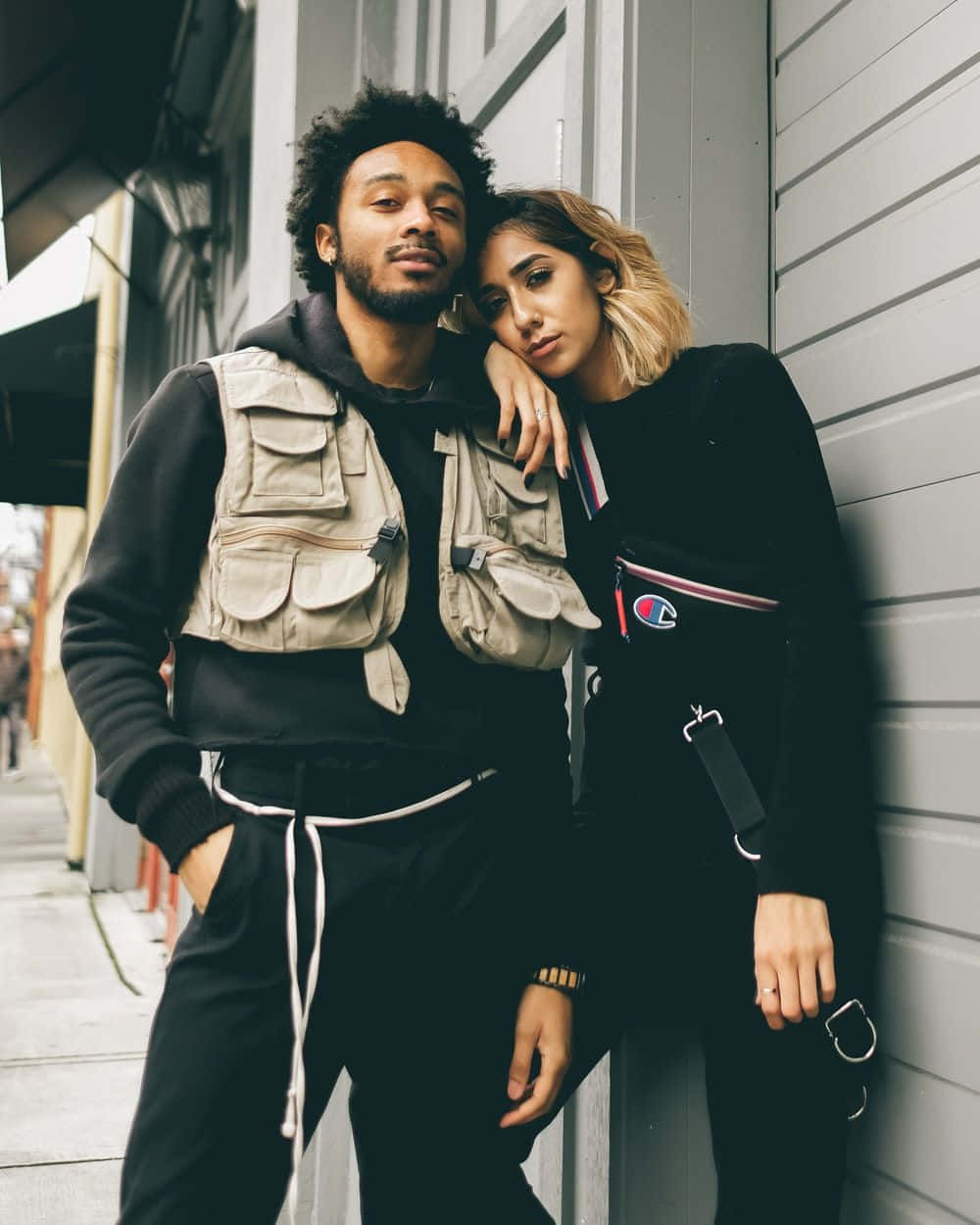 interracial couple, gray wall, city sidewalk, SD Phone Wallpaper