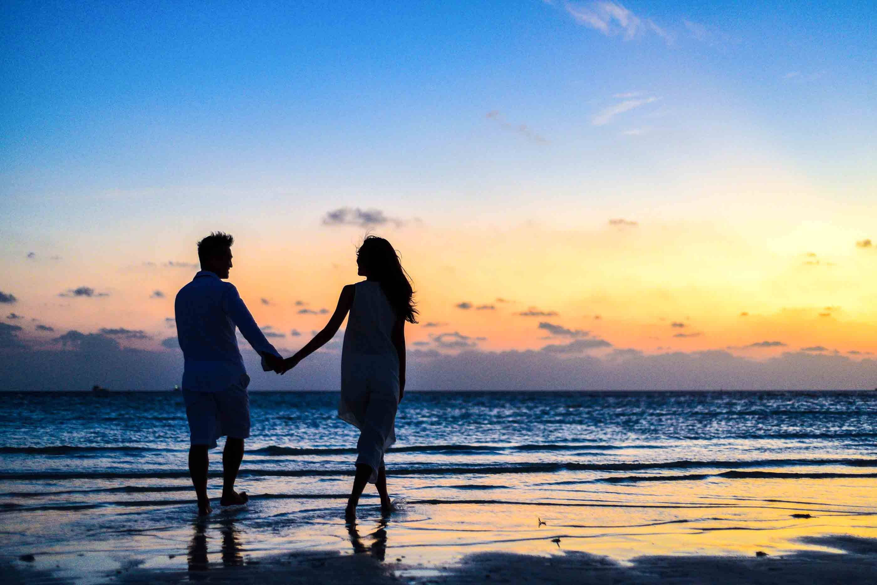Romantic Couple, seashore, sunset, 2K Desktop Wallpaper