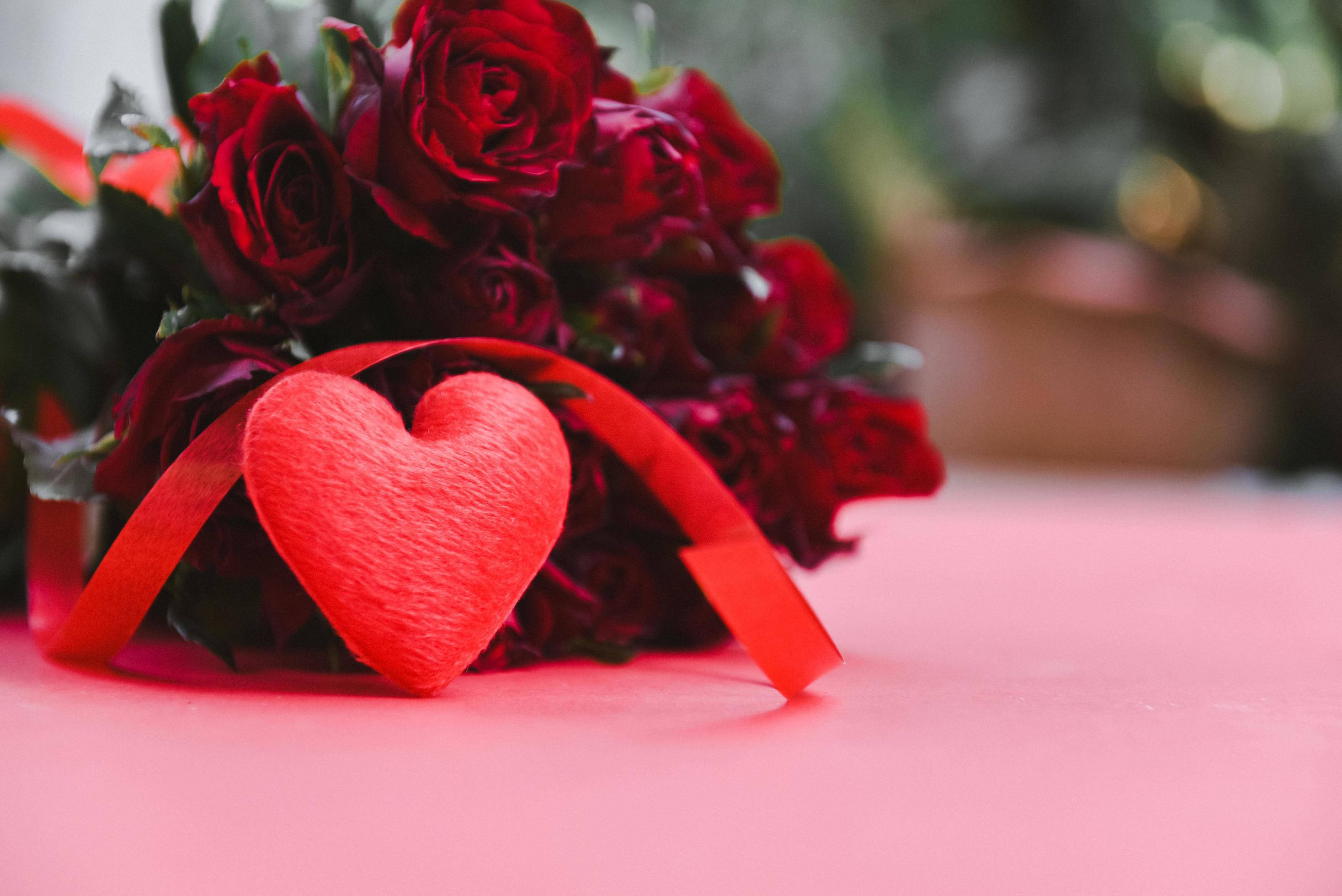 romantic love flowers, heart-shaped ornament, deep red roses, 2K Desktop Wallpaper