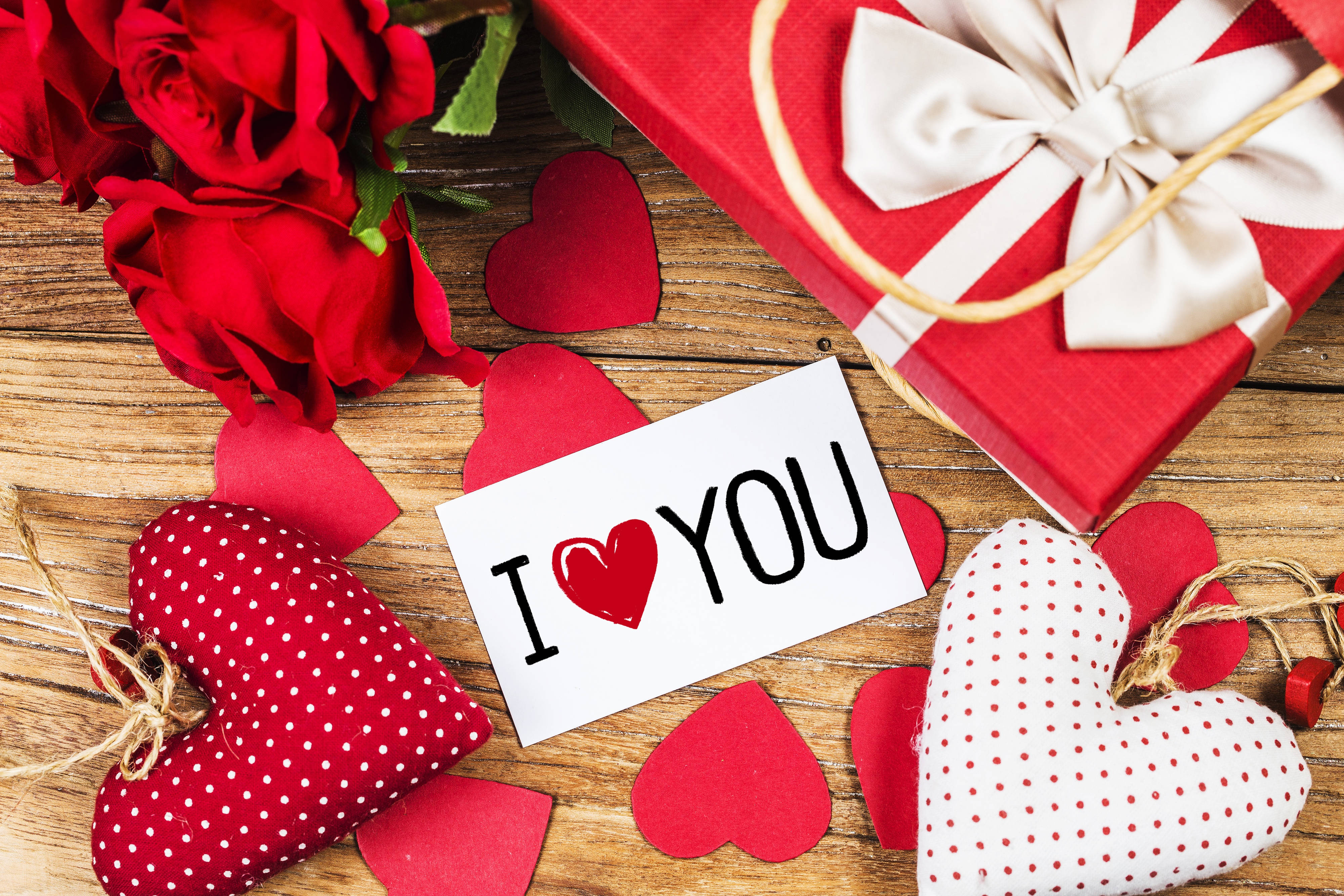 red roses, gift box, scattered hearts, 4K Desktop Wallpaper