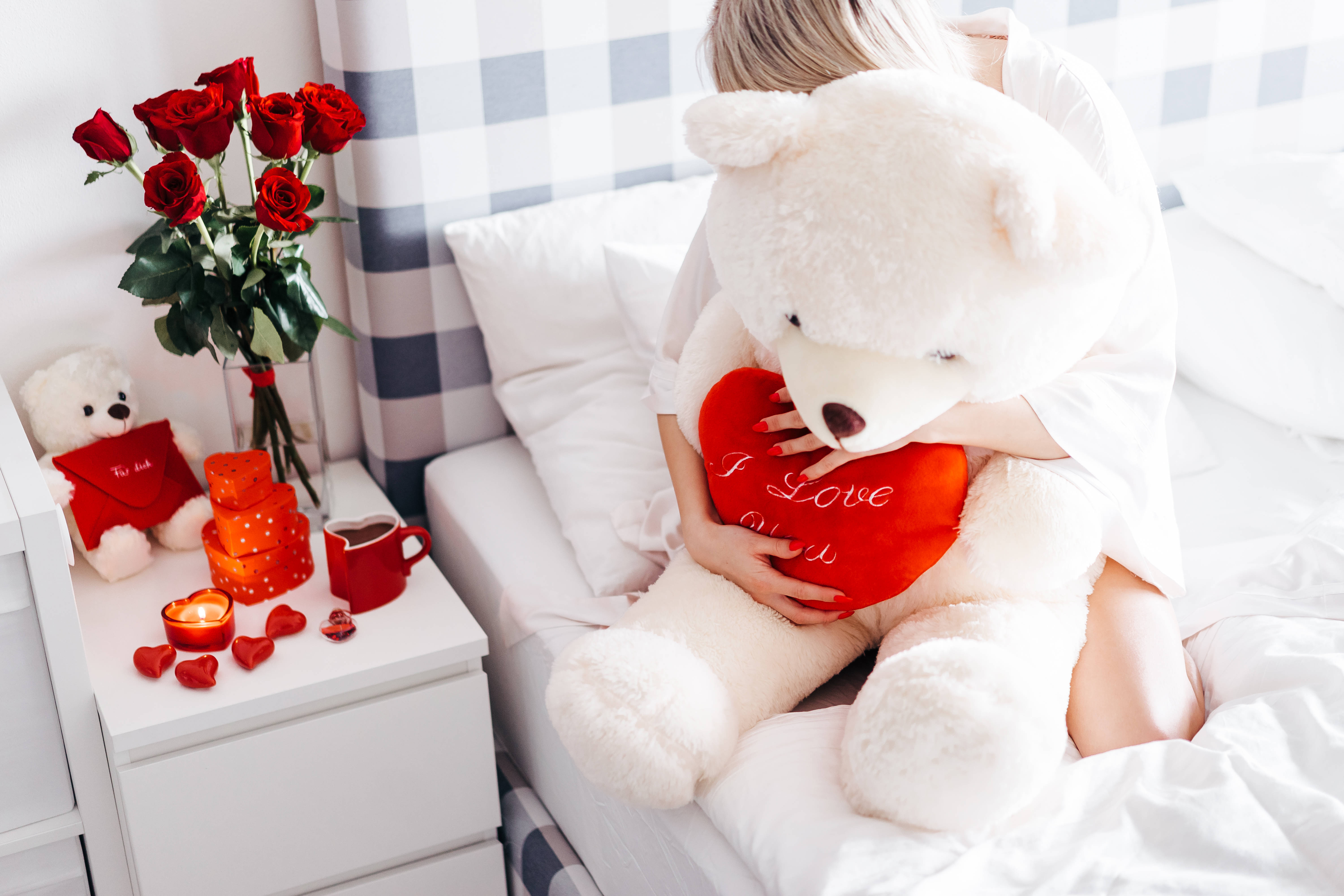 giant white teddy bear, red heart pillow, red roses, 5K Desktop Wallpaper
