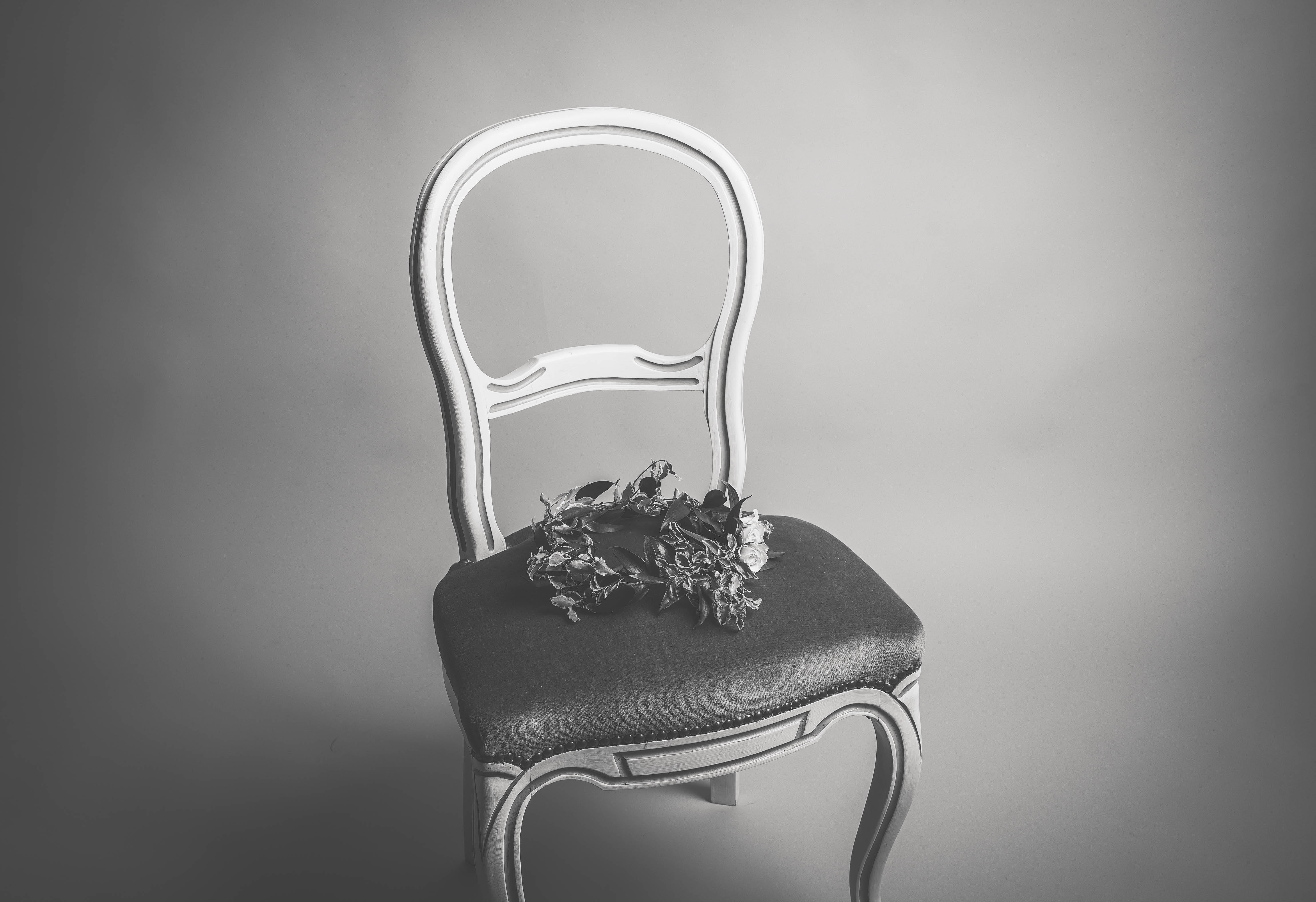 vintage chair, floral wreath, soft gray backdrop, 4K Desktop Wallpaper