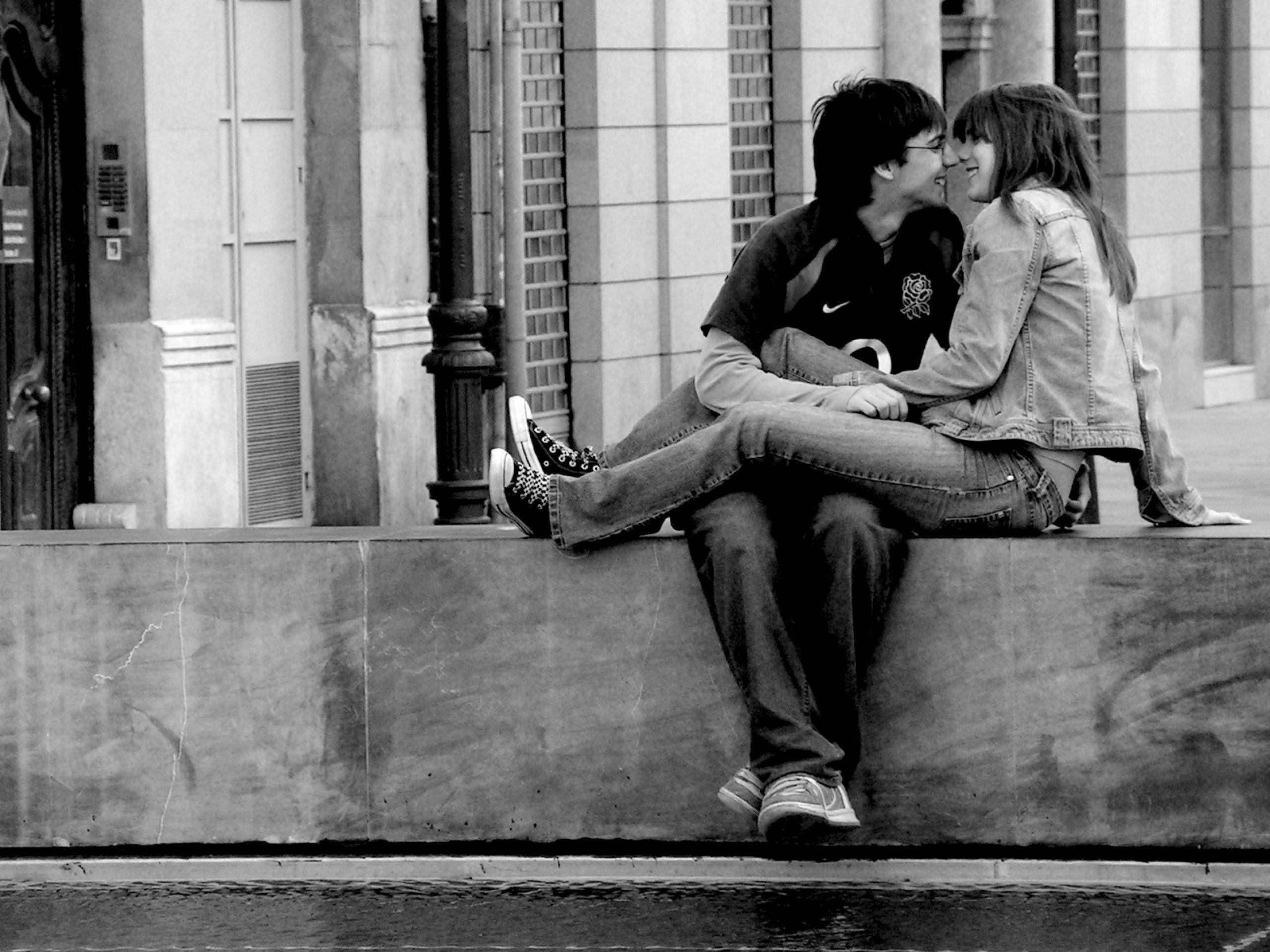 black and white photo, young couple, stone ledge, 2K Desktop Wallpaper