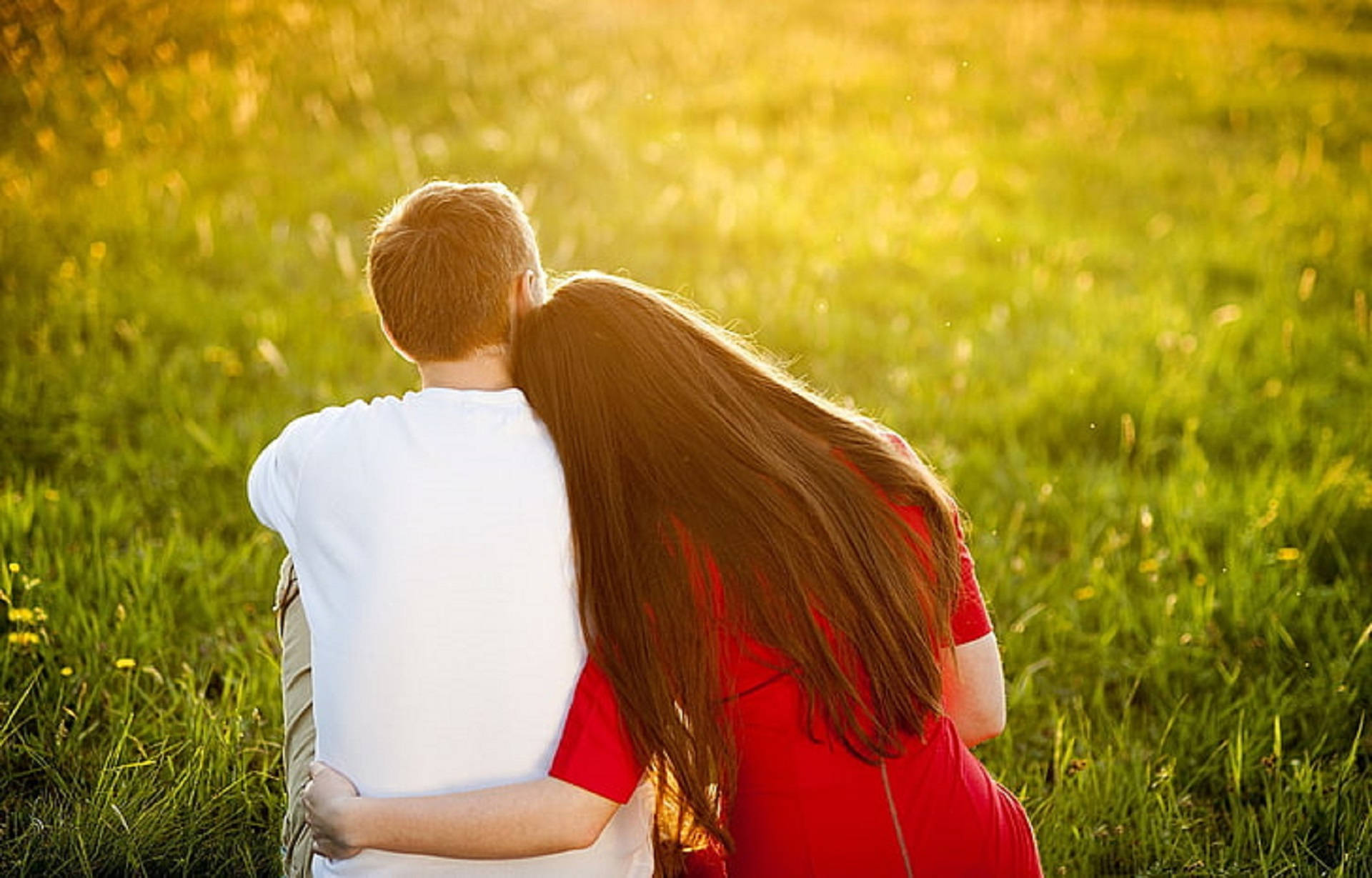 golden hour, grassy field, couple embraces from behind, Full HD Desktop Wallpaper