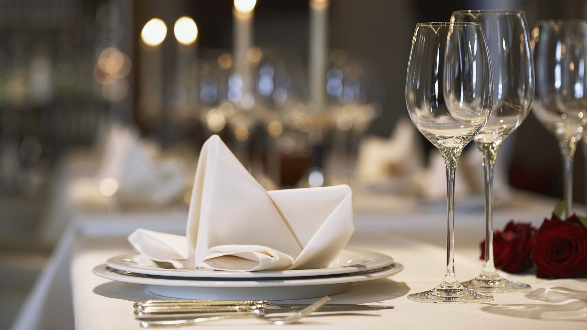 Elegant table setting, high-end restaurant, crisp white napkins, Full HD Desktop Wallpaper