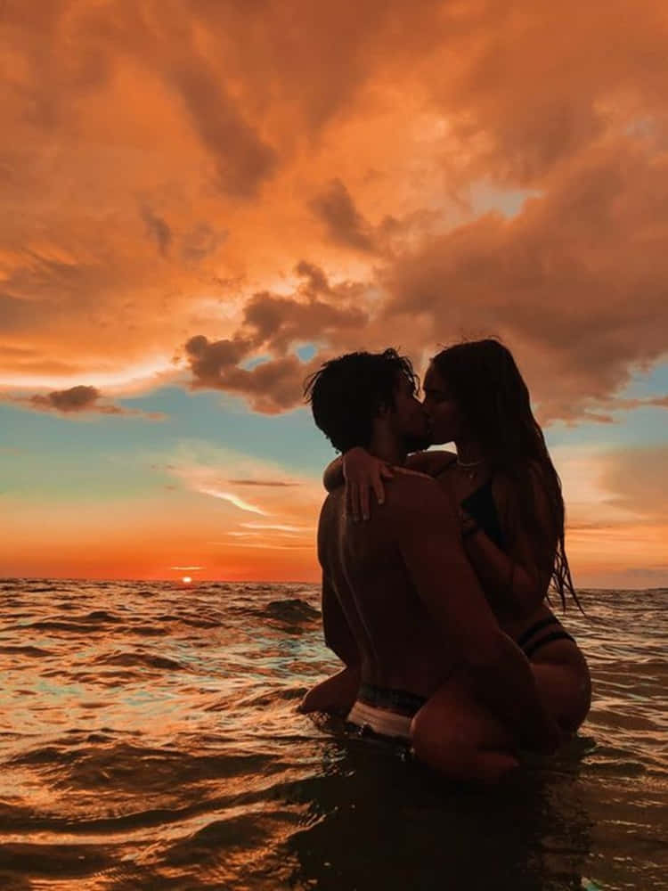 Girlfriend And Boyfriend, ocean waters, fiery orange sunset, SD Phone Wallpaper