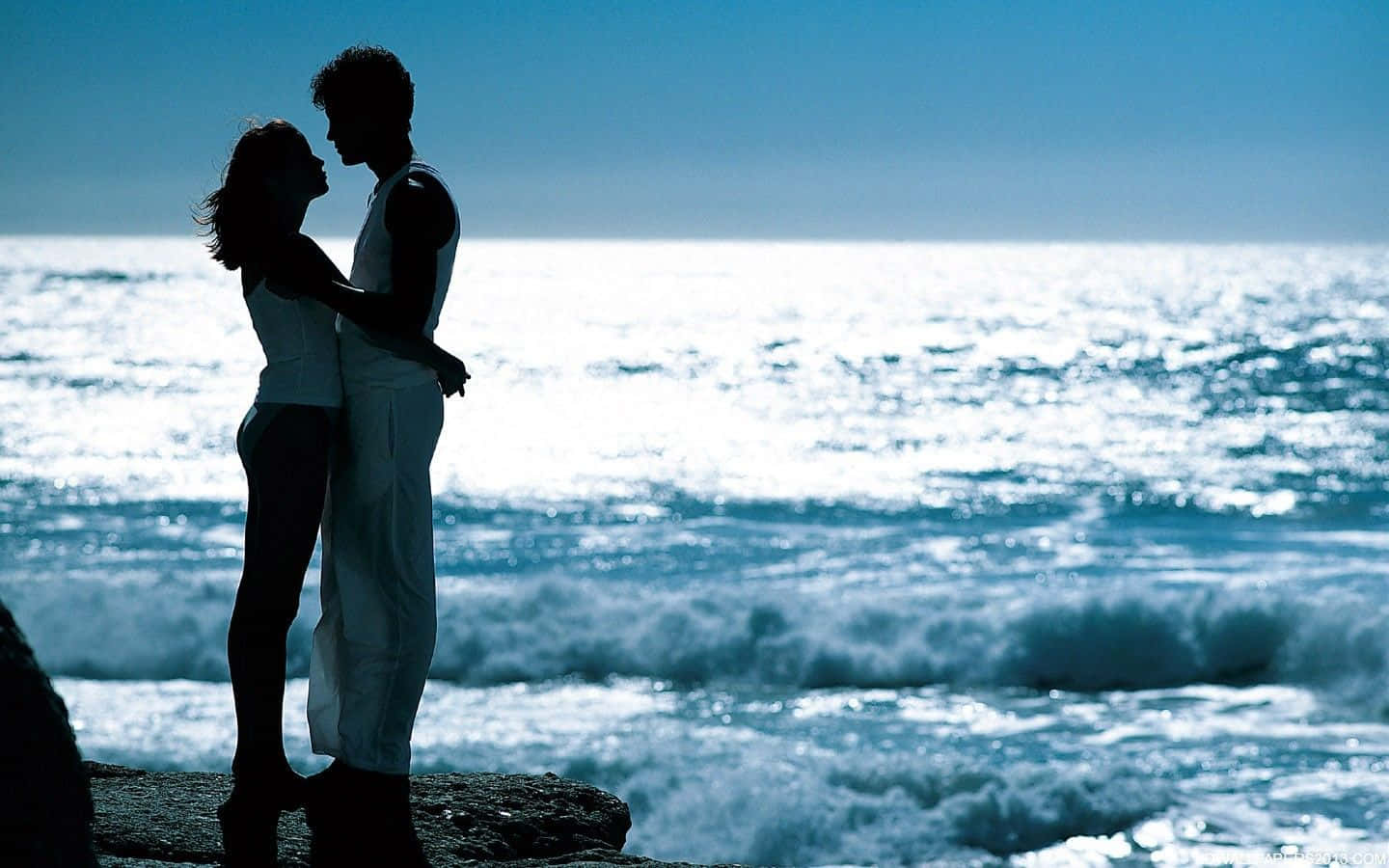 silhouetted couple, rocky shore, sunlit ocean waves, HD Desktop Wallpaper