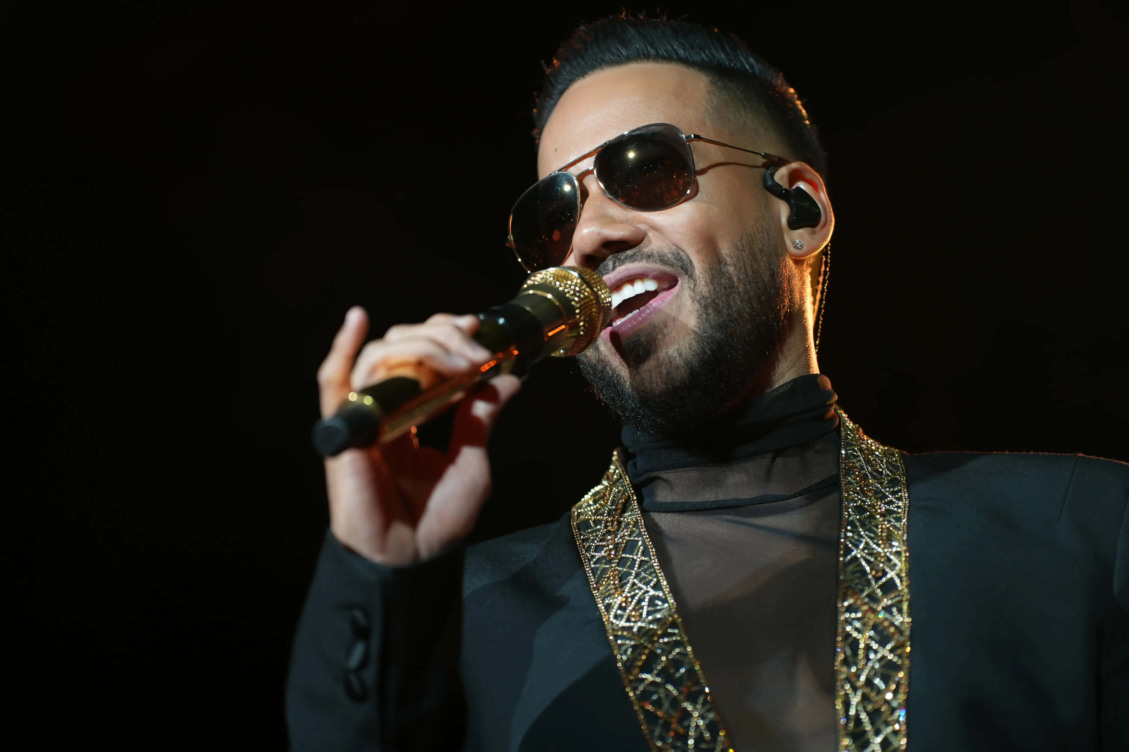 Romeo Santos, sunglasses, black gold-trimmed suit, 4K Desktop Wallpaper