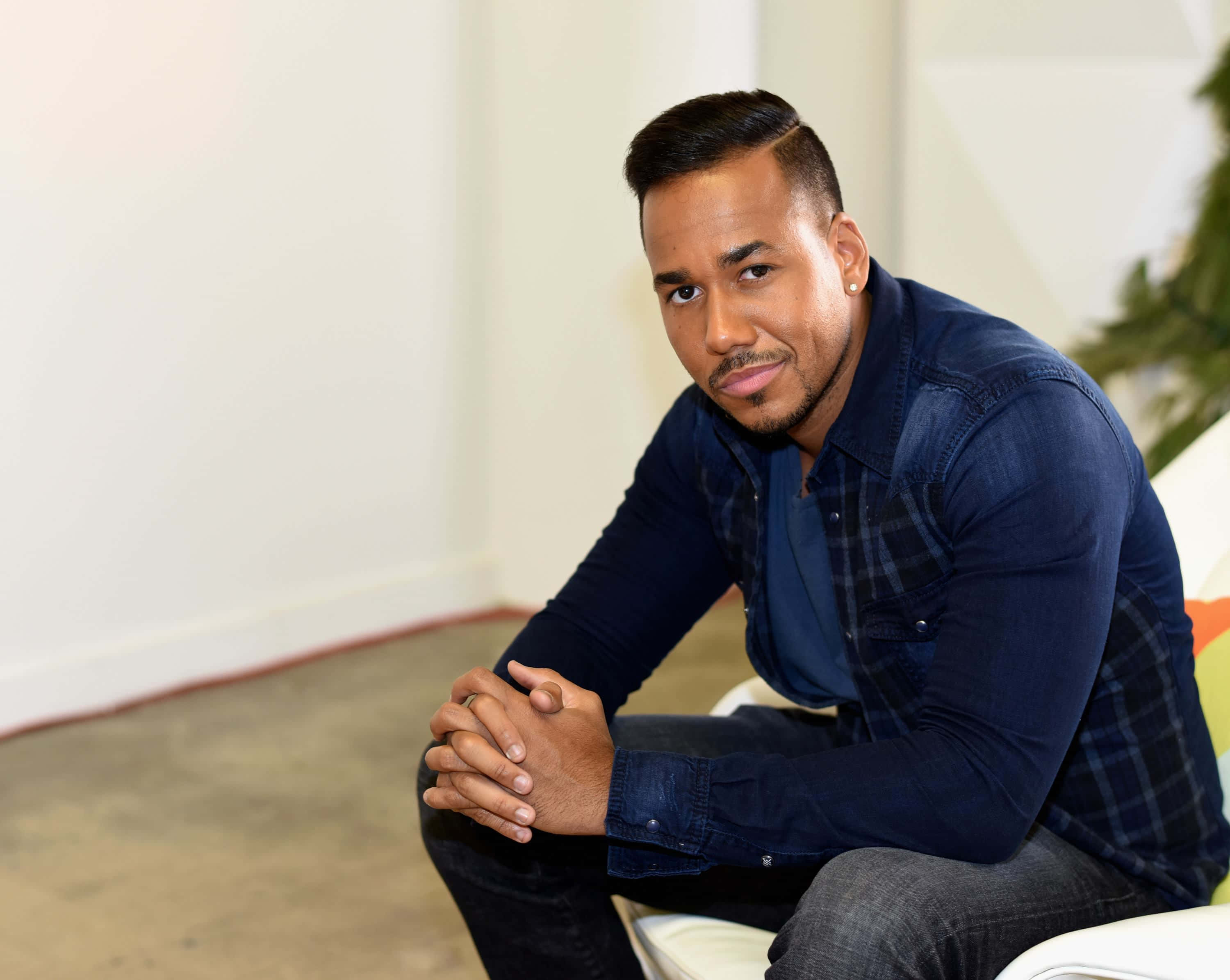 Romeo Santos, blue plaid shirt, white chair, 2K Desktop Wallpaper