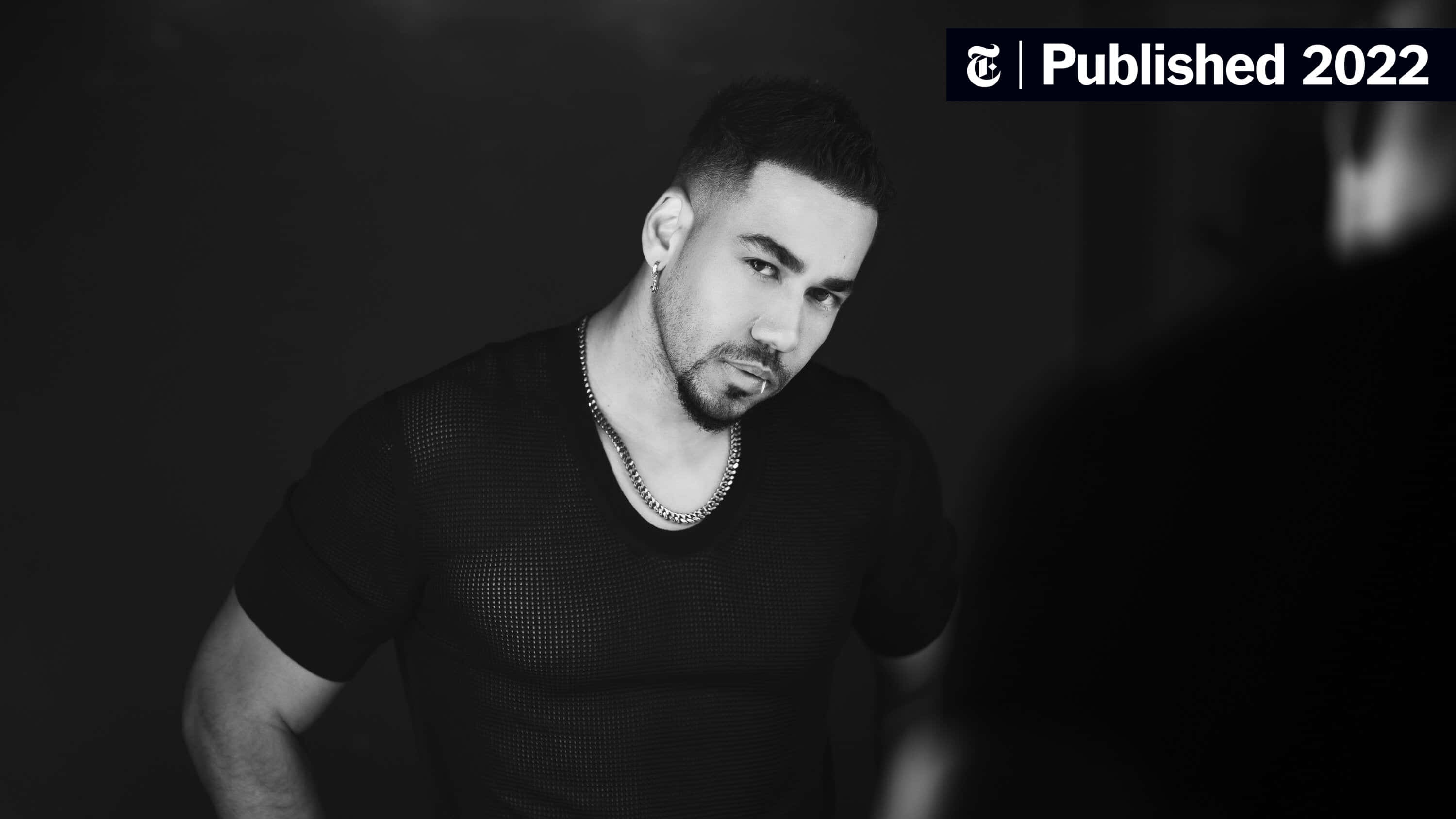 Romeo Santos, black and white portrait, beard, 2K Desktop Wallpaper