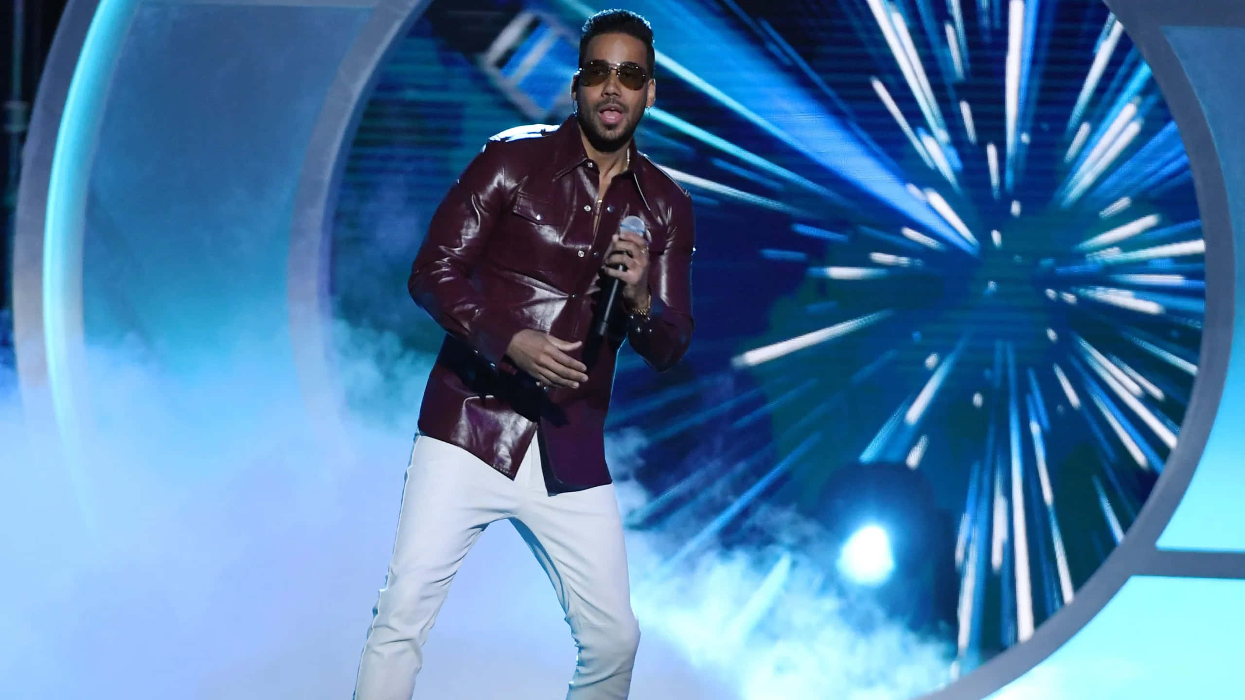 Romeo Santos, maroon leather jacket, white pants, 2K Desktop Wallpaper