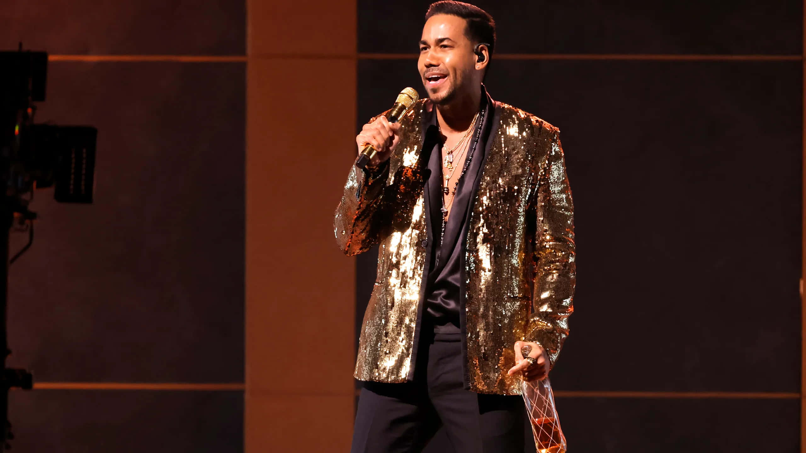 Romeo Santos, shimmering gold sequined jacket, stage, 2K Desktop Wallpaper