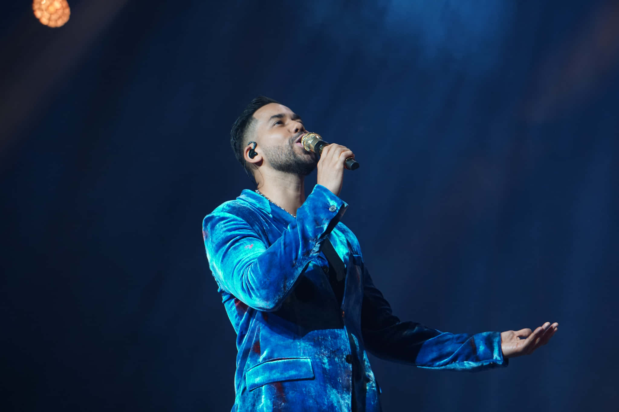 Romeo Santos, blue velvet suit, dark stage, Full HD Desktop Wallpaper