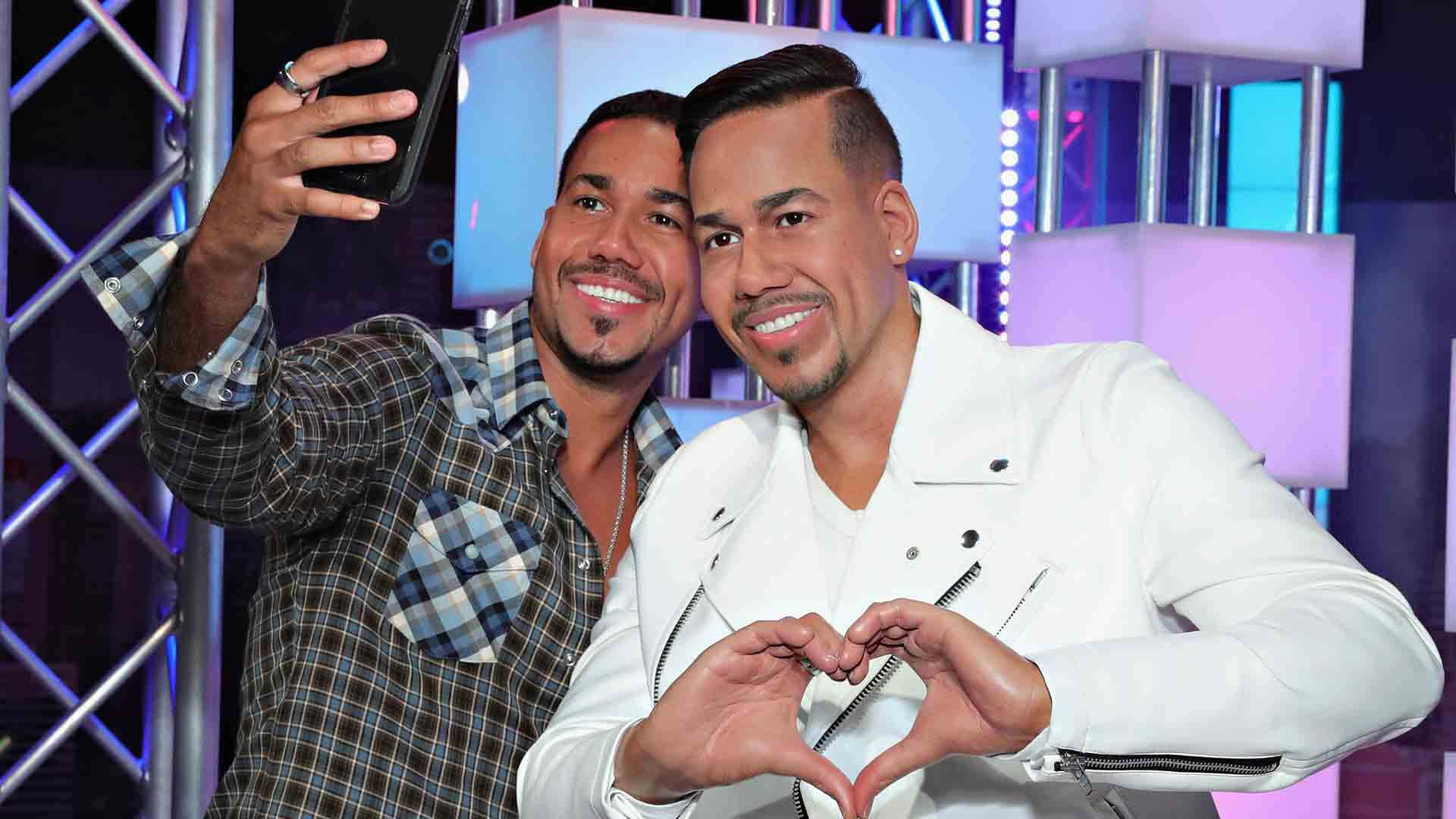 Romeo Santos, selfie, heart with hands, Full HD Desktop Wallpaper