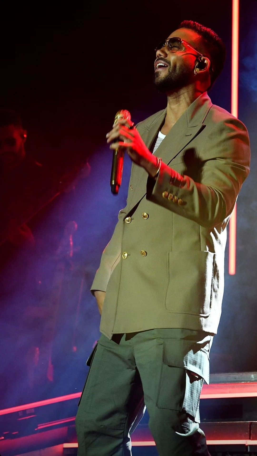 Romeo Santos, beige double-breasted suit, sunglasses, HD Phone Wallpaper