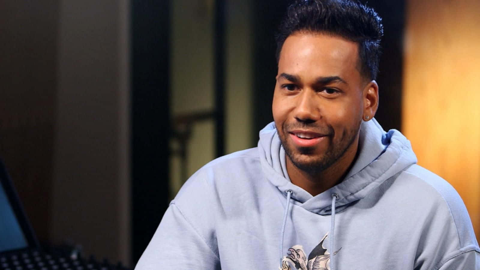 Romeo Santos, light gray hoodie, studio setting, HD Desktop Wallpaper