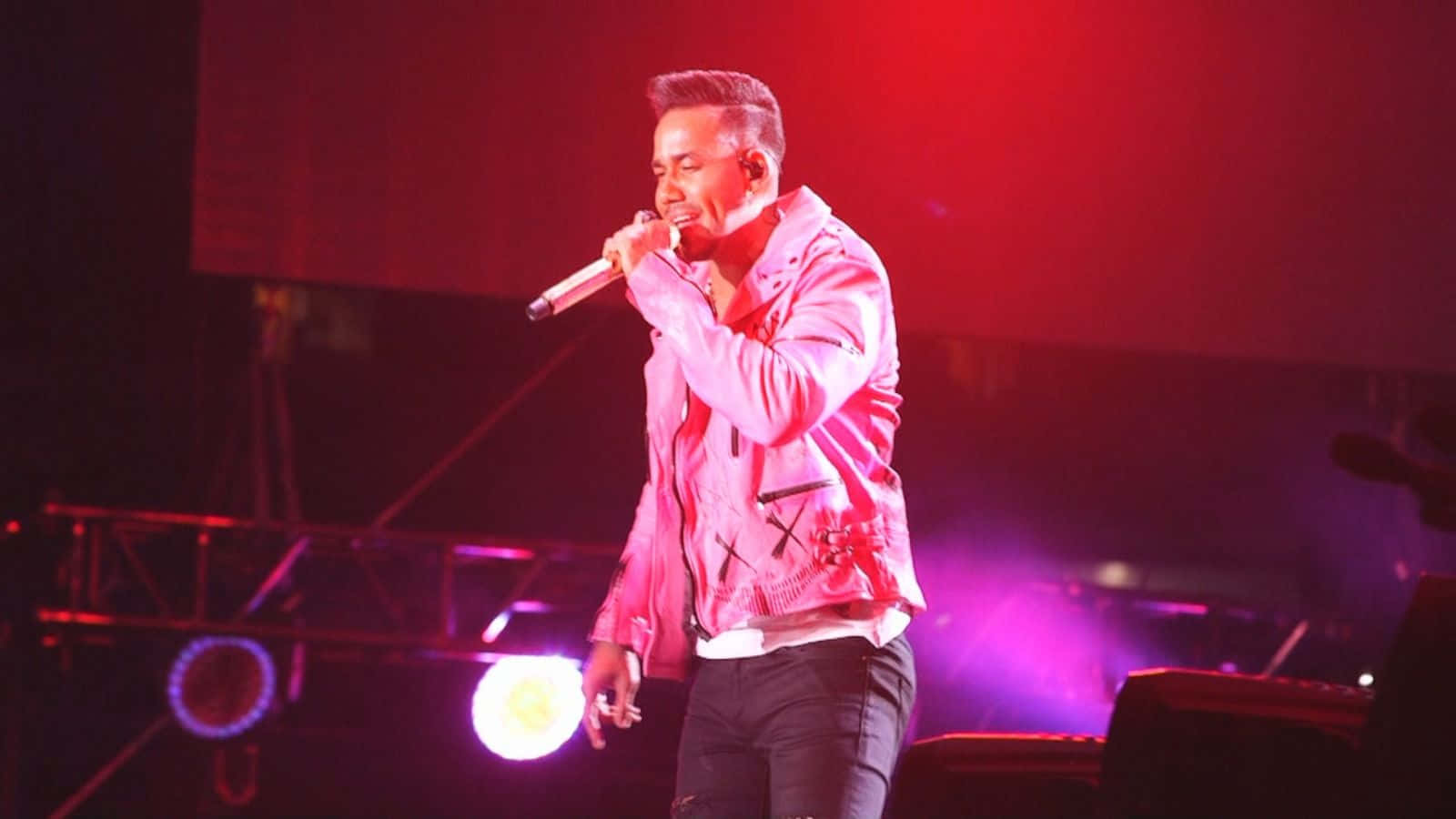 Romeo Santos, pink jacket, red and purple lights, HD Desktop Wallpaper
