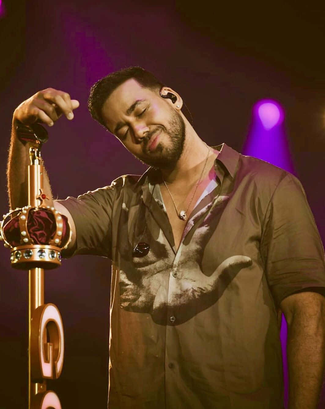 Romeo Santos, golden crown microphone, purple lights, HD Phone Wallpaper