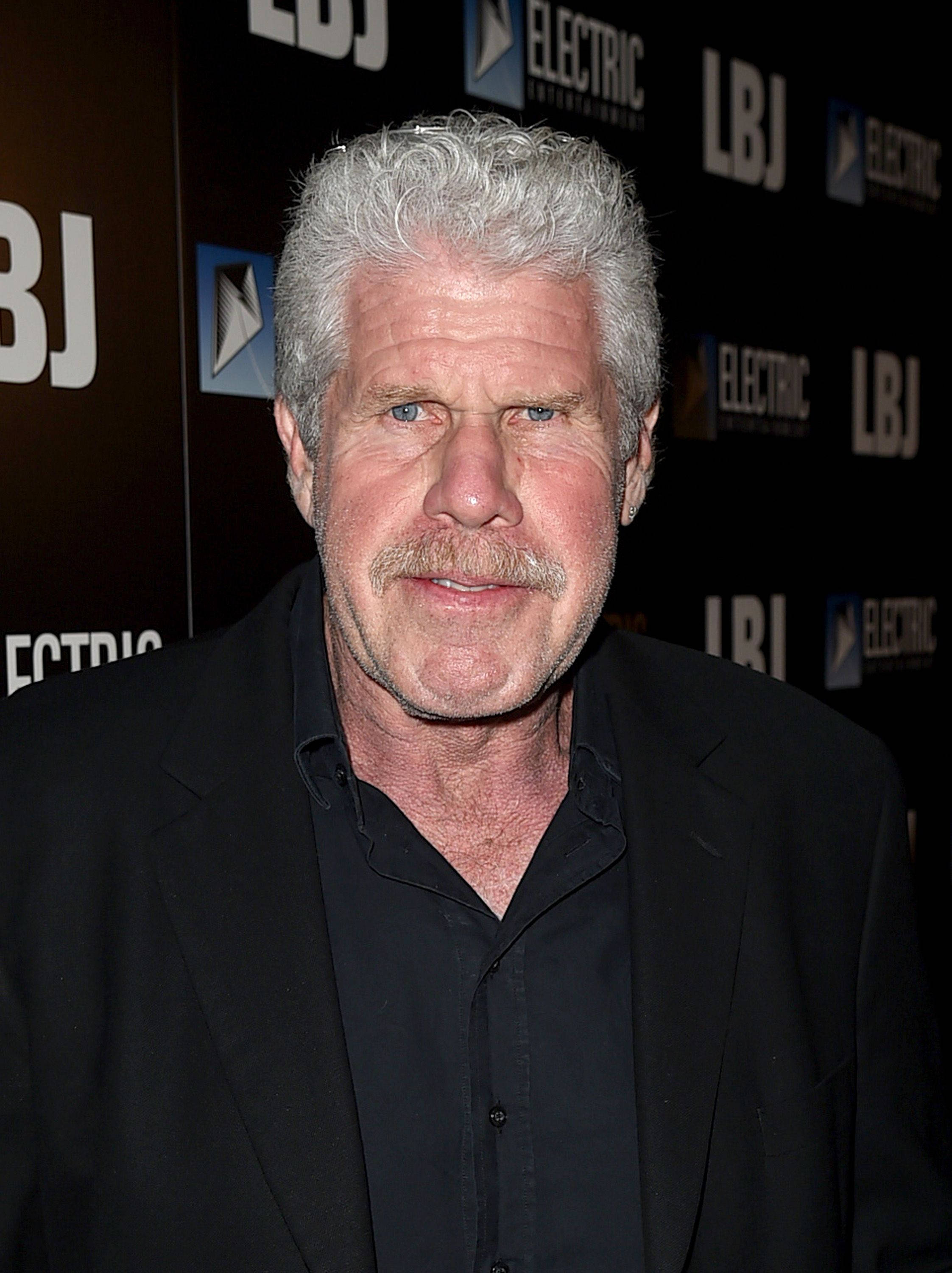 Ron Perlman, black suit, gray hair, 2K Phone Wallpaper