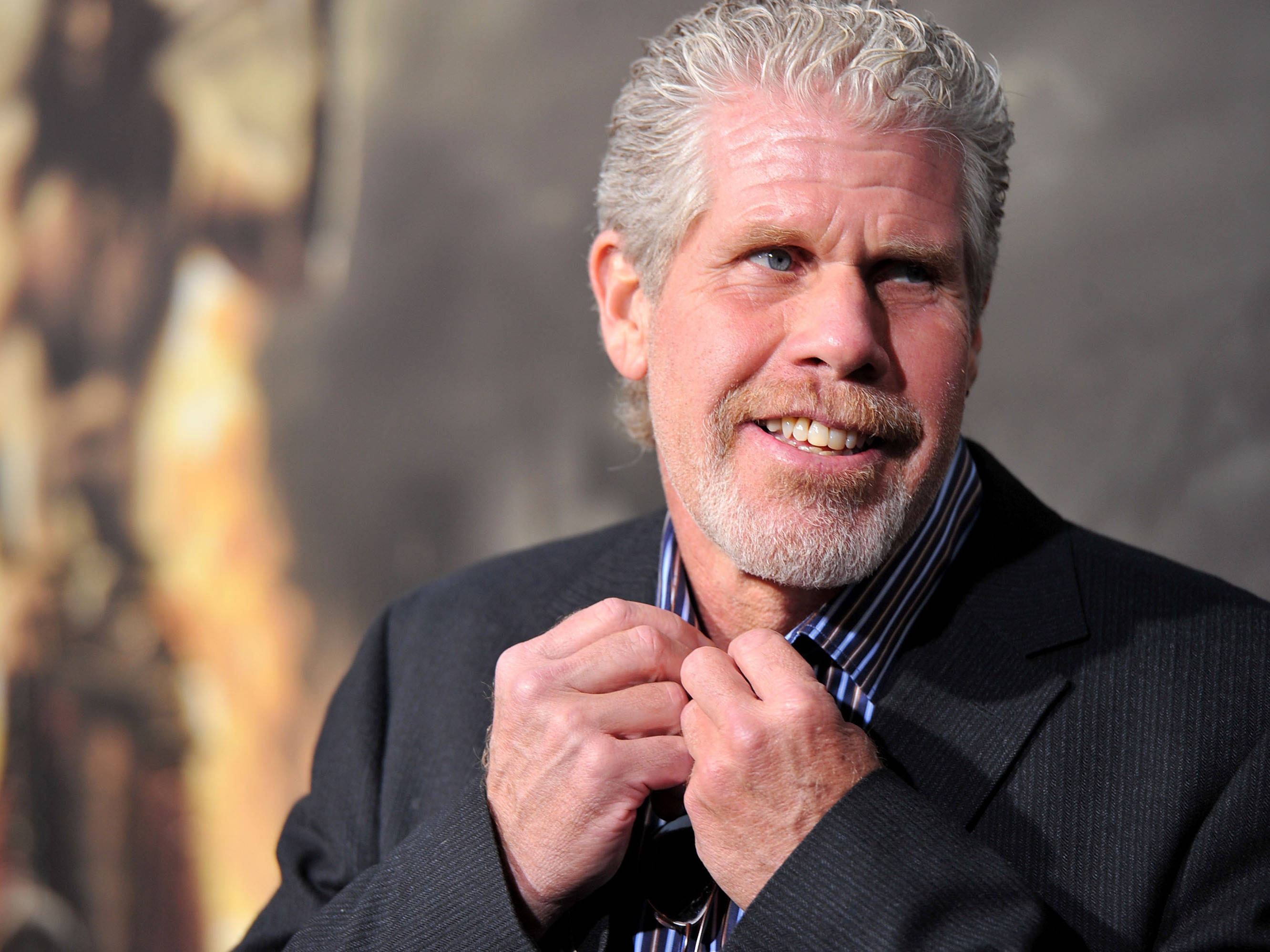 Ron Perlman, polo button, golden backdrop, 2K Desktop Wallpaper