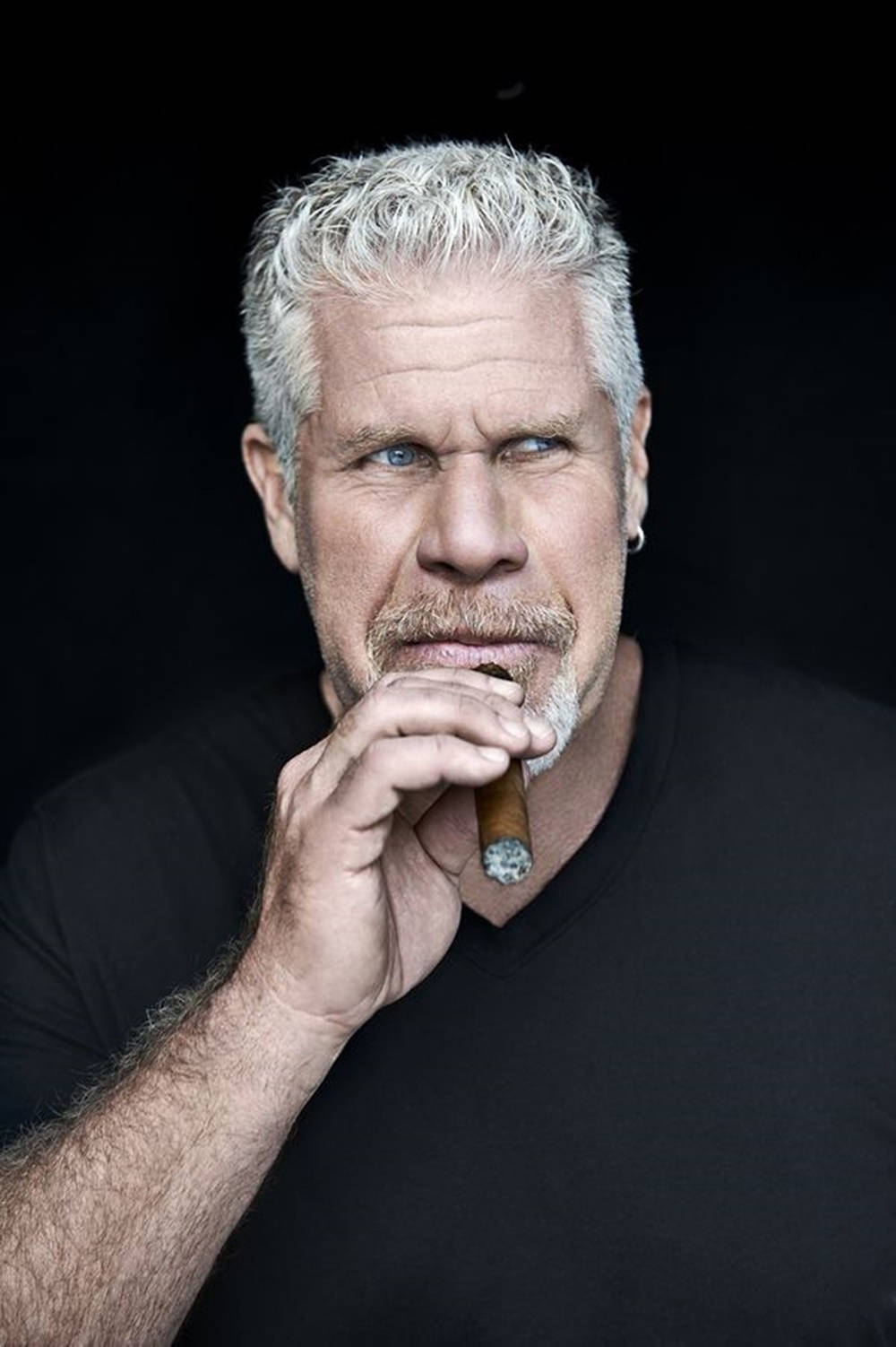 Ron Perlman, giant cigar, gray hair, HD Phone Wallpaper